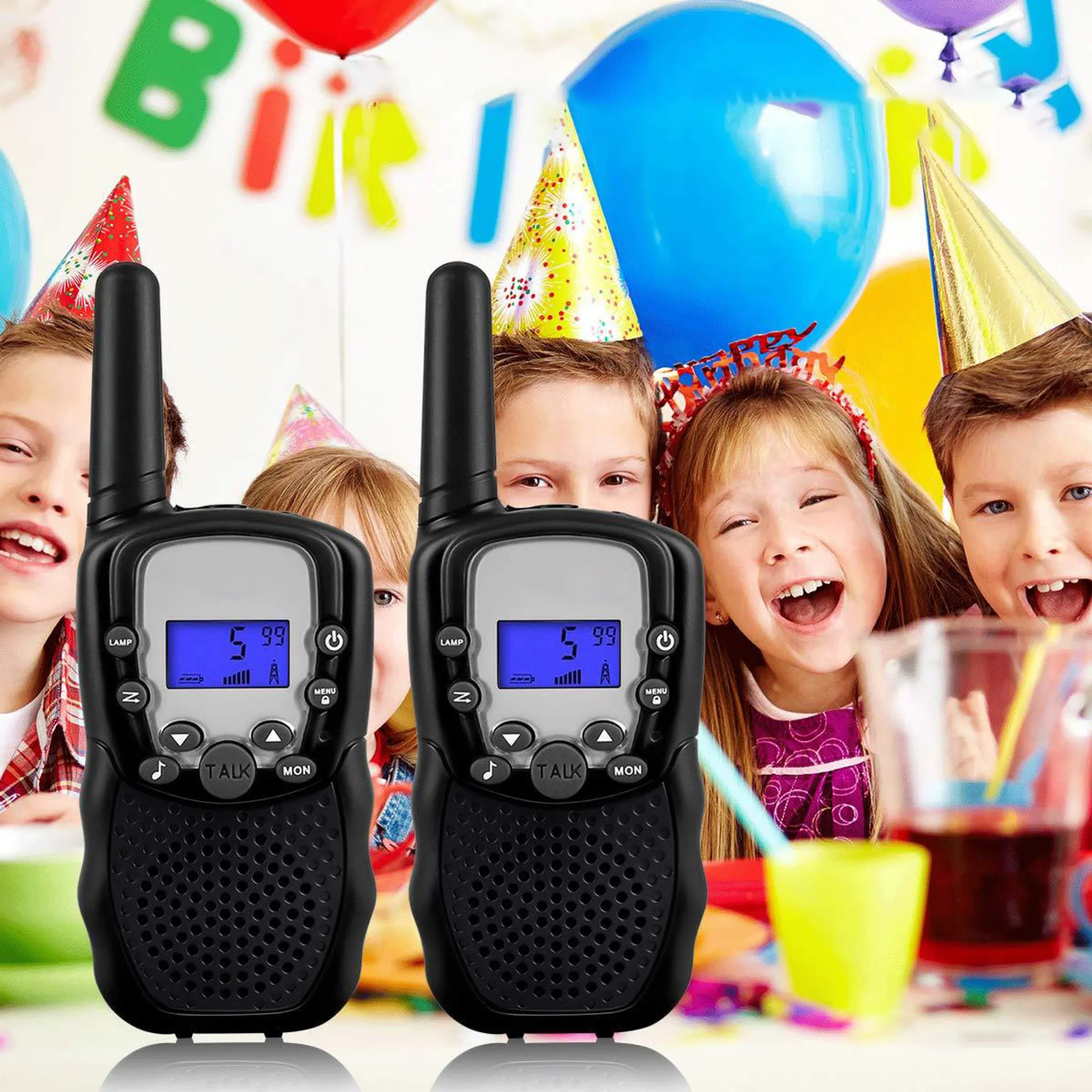 Zwei Walkie-Talkies mit Bildschirm, der 5,99 anzeigt, umgeben von Kindern auf einer Geburtstagsfeier.