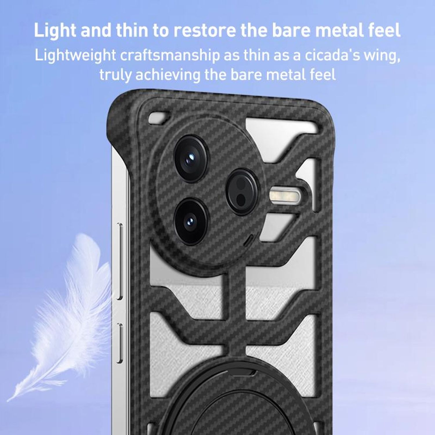 Eine schwarze Handyhülle mit Carbonfaser-Design, neben einer weißen Feder. Text: Bare-Metal-Gefühl.