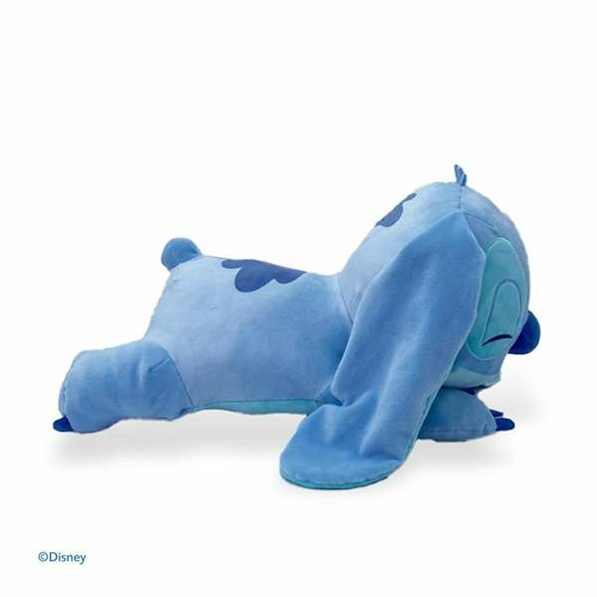 Blaues Stitch-Plüschtier liegt auf dem Rücken, hellblauer Körper, auf weißem Hintergrund.