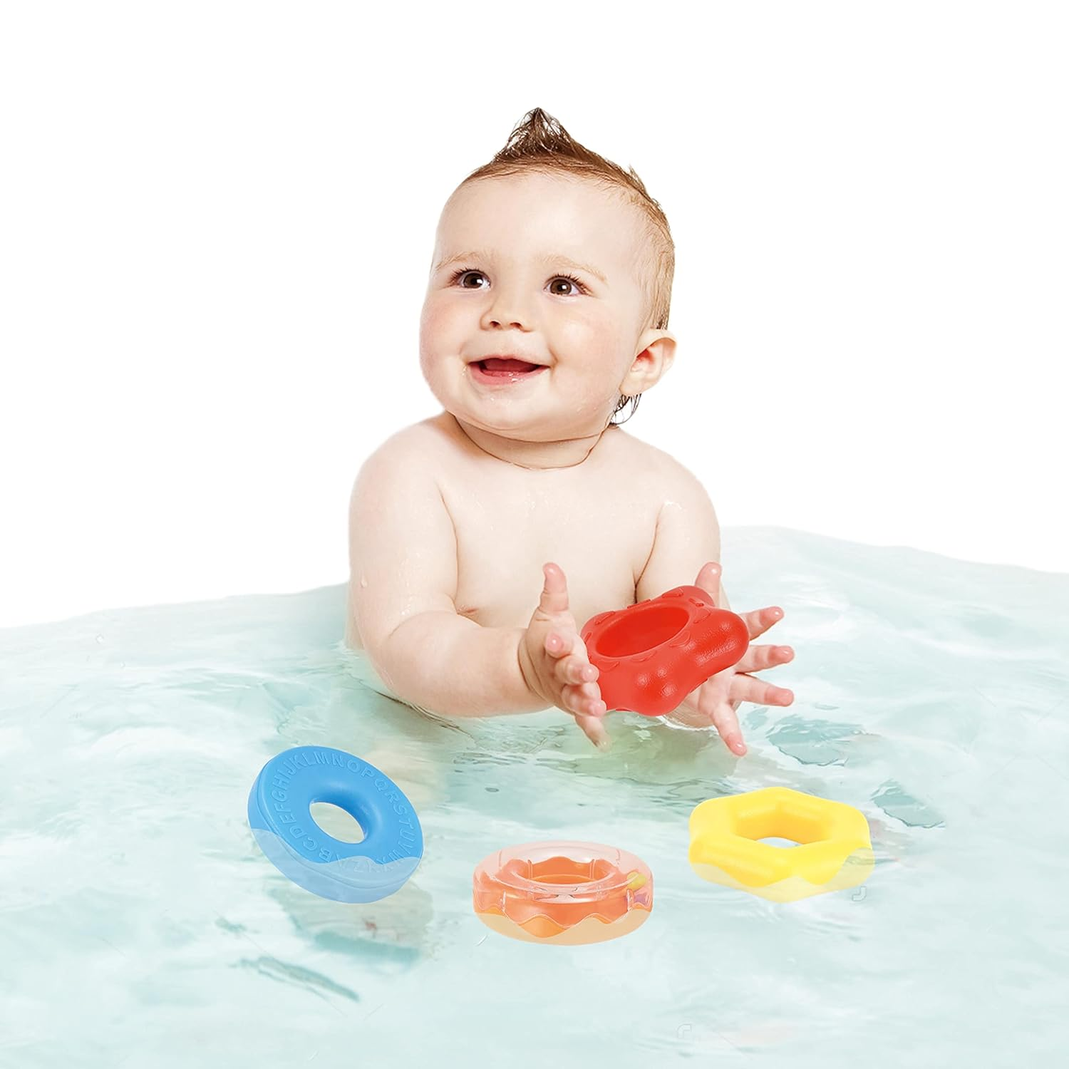 Ein Baby in einer Badewanne spielt mit bunten Ringen.