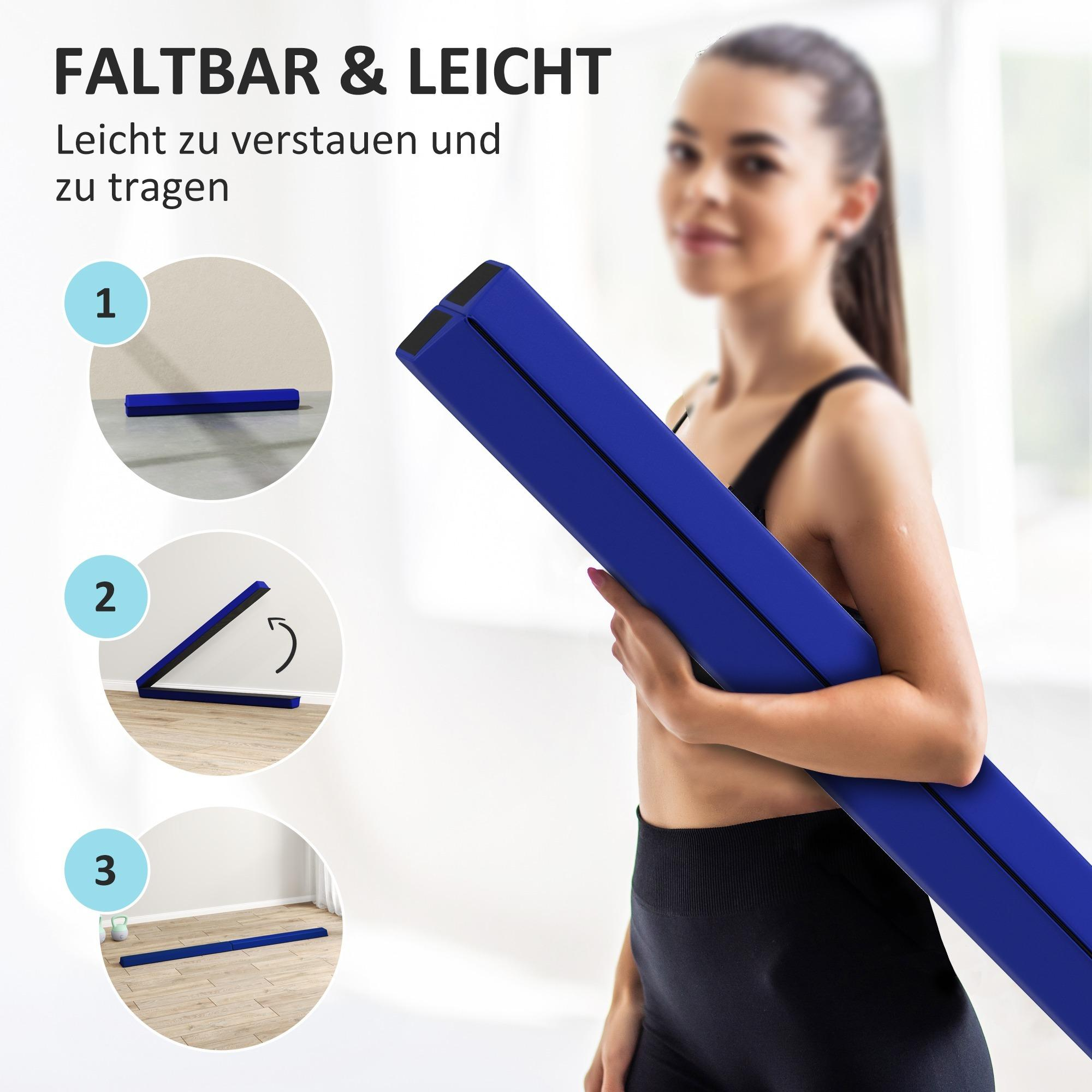 Eine Frau hält eine gefaltete blaue Gymnastikmatte. Die Matte ist in drei Abschnitte unterteilt, die das Falten zeigen.