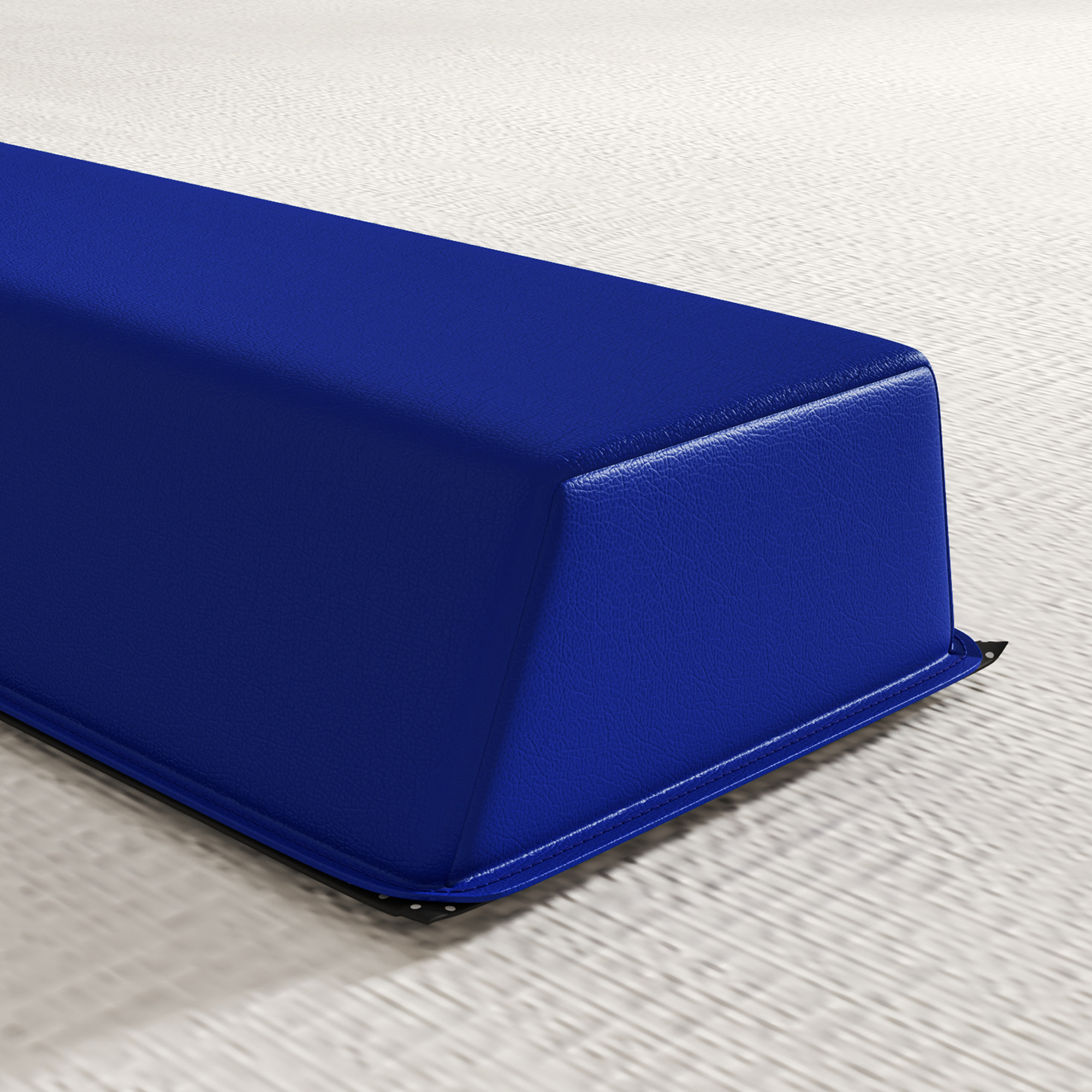 Eine blaue Gymnastikmatte auf einem hellen Boden. Die Matte ist gefaltet und hat eine schwarze Kante.
