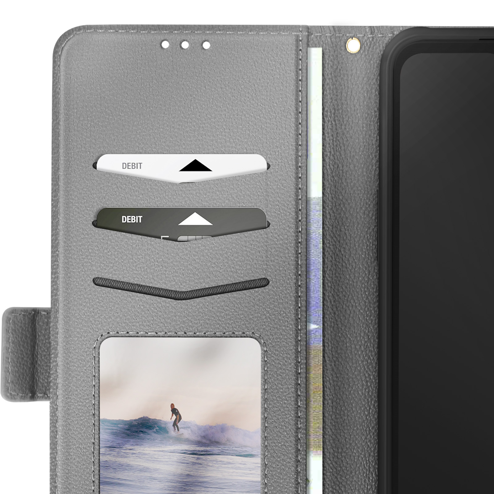 Custodia grigia per telefono con scomparti per carte e una foto di un surfista. Il telefono è a destra.