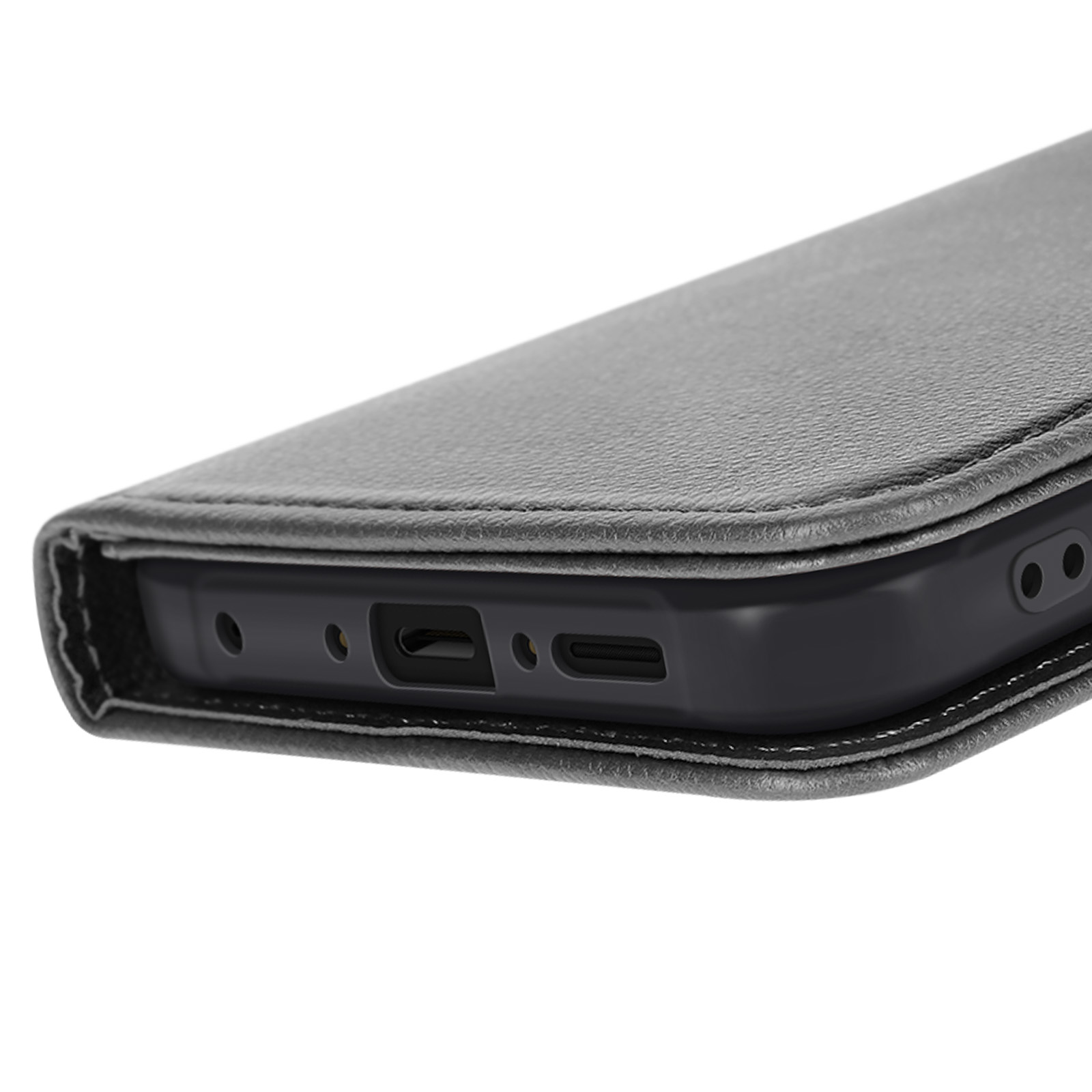 Primo piano di una custodia per telefono nera con porte di ricarica e porta USB-C.