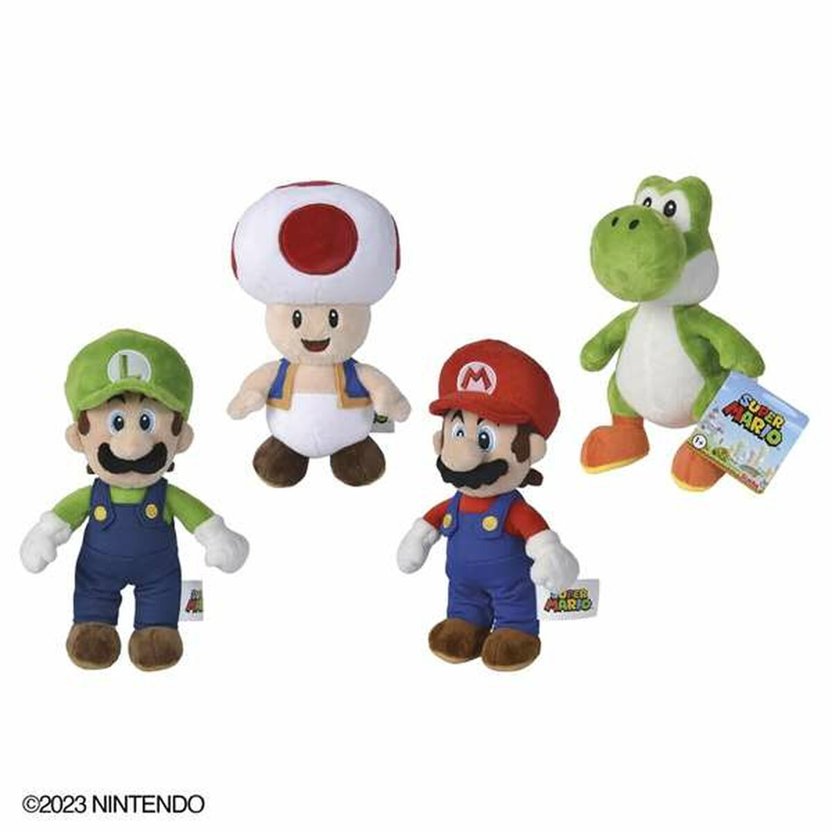 Vier Mario-Plüschtiere: Luigi, Toad, Mario und Yoshi. Alle befinden sich auf einer weißen Oberfläche.