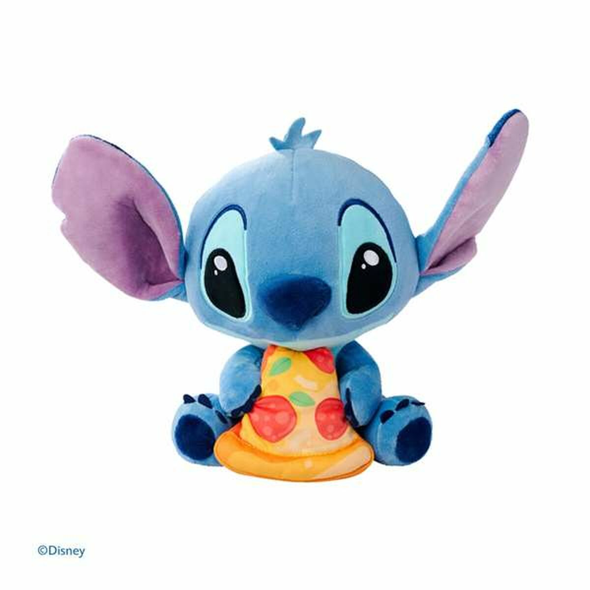Blaues Stitch-Plüschtier hält Pizza. Große Ohren, schwarze Augen und lächelt. Weißer Hintergrund.