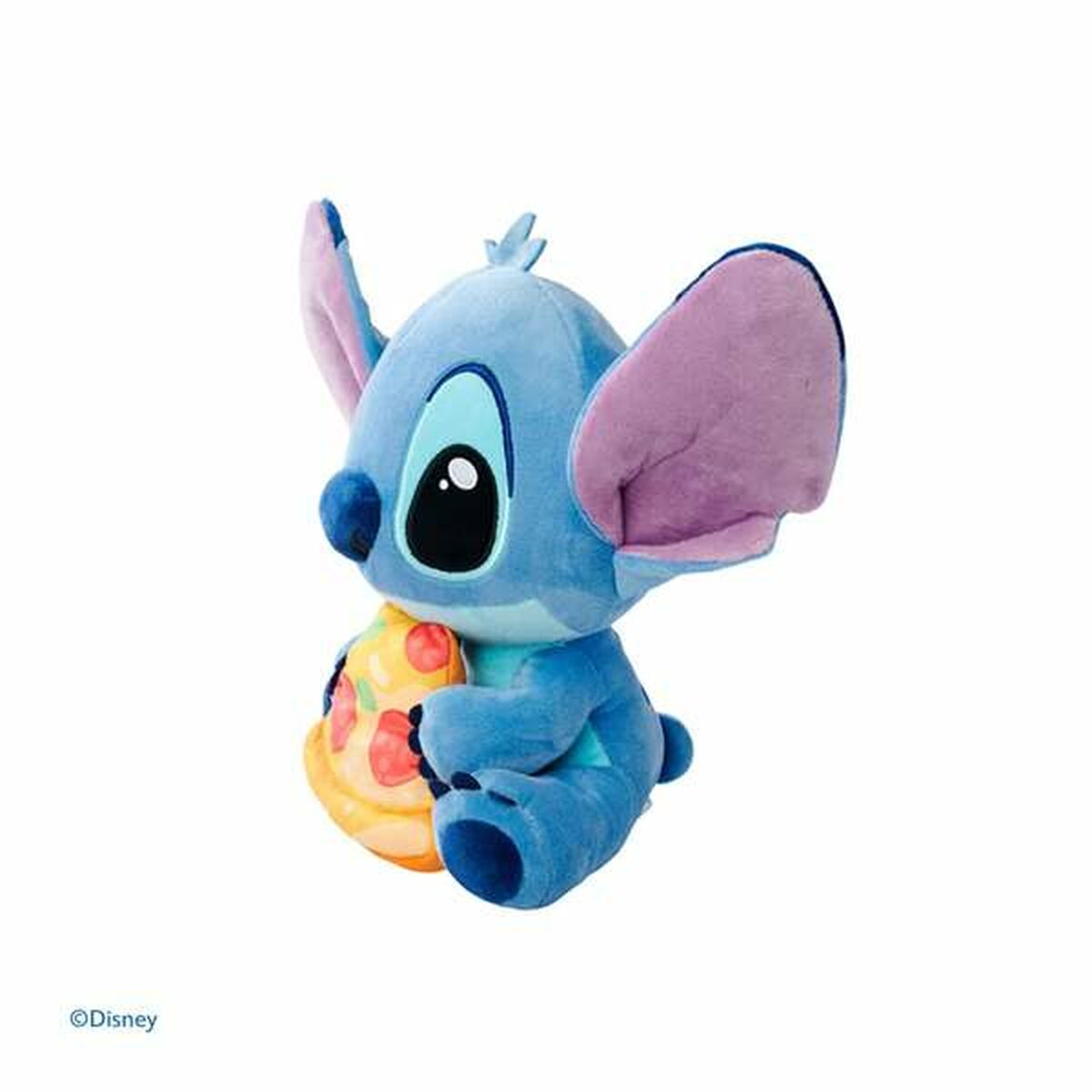 Blaues Stitch-Plüschtier hält Pizza. Große Ohren, schwarze Augen und lächelt. Weißer Hintergrund.
