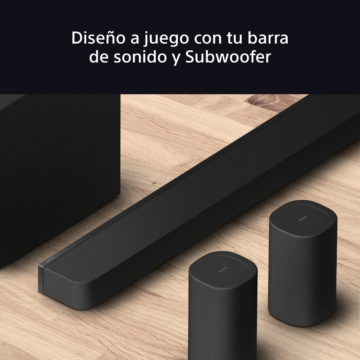 Soundbar, Subwoofer und zwei zylindrische Lautsprecher auf Holzfußboden. Schwarzes Design. Sony-Logo.