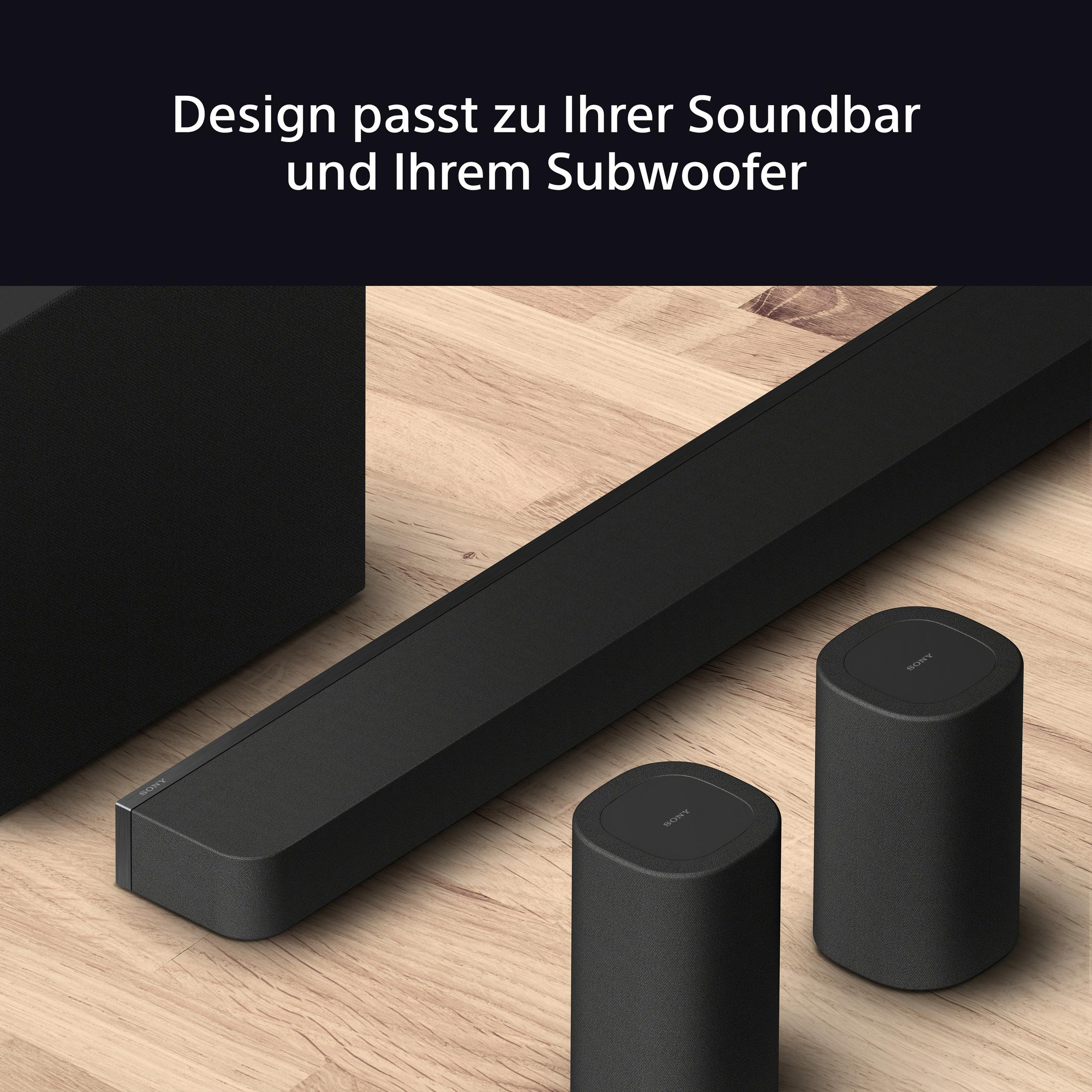 Schwarze Sony Soundbar, Subwoofer und zwei Satellitenlautsprecher auf Holzoberfläche.