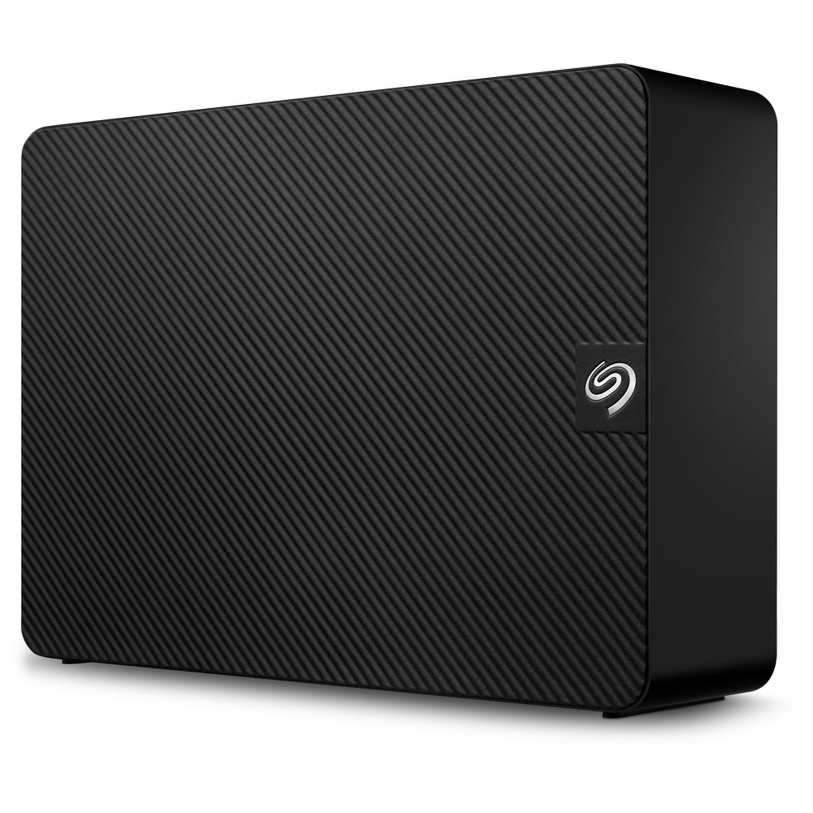 Disque dur externe noir avec façade texturée et logo Seagate. Gros plan.