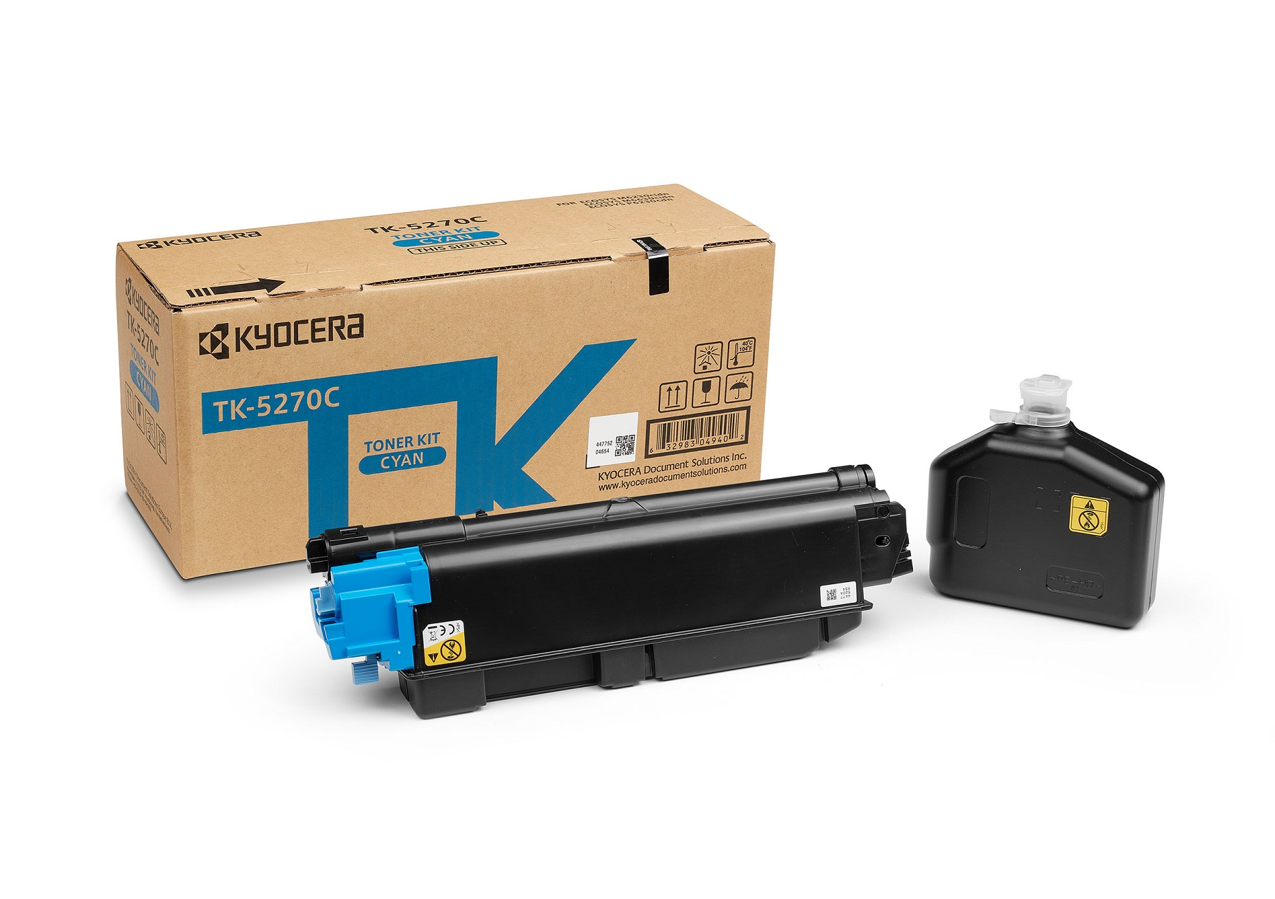 Un kit toner ciano Kyocera TK-5270C e la sua scatola su una superficie bianca.