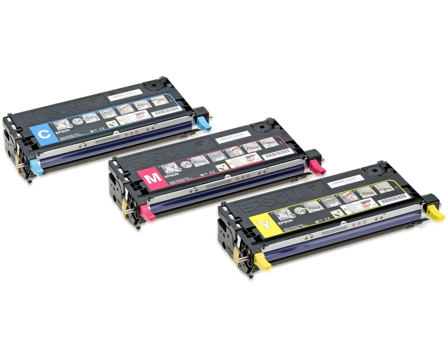 Tre cartucce d'inchiostro Epson, ciano, magenta e giallo, su una superficie bianca.