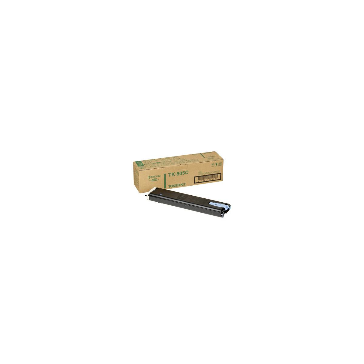 Scatola e cartuccia toner Kyocera su sfondo bianco.
