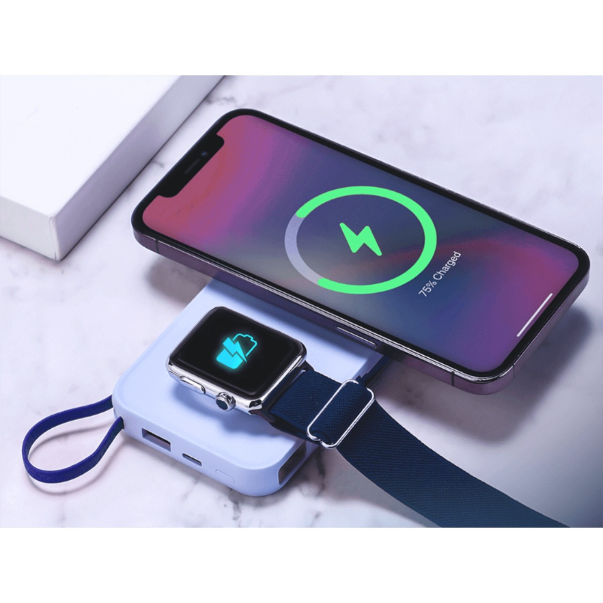 Telefon i zegarek ładują się na niebieskim power banku.