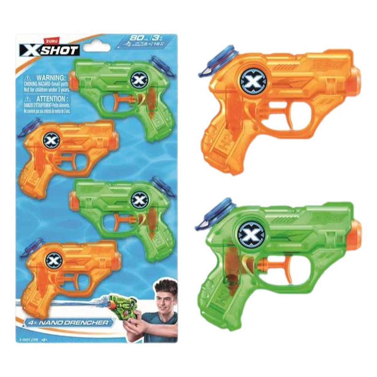 X-Shot Wasserpistolen. Vier Wasserpistolen sind sichtbar, zwei orange und zwei grün. Verpackung links.