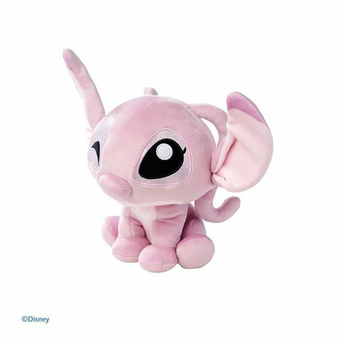 Bambola di peluche rosa Angel con grandi orecchie e occhi neri, seduta. Sfondo bianco.