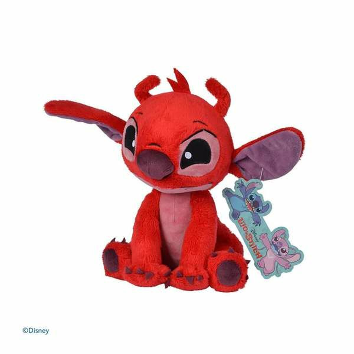 Peluche rojo de Stitch de Disney. El juguete tiene una etiqueta adjunta. Tiene orejas y cuernos grandes.