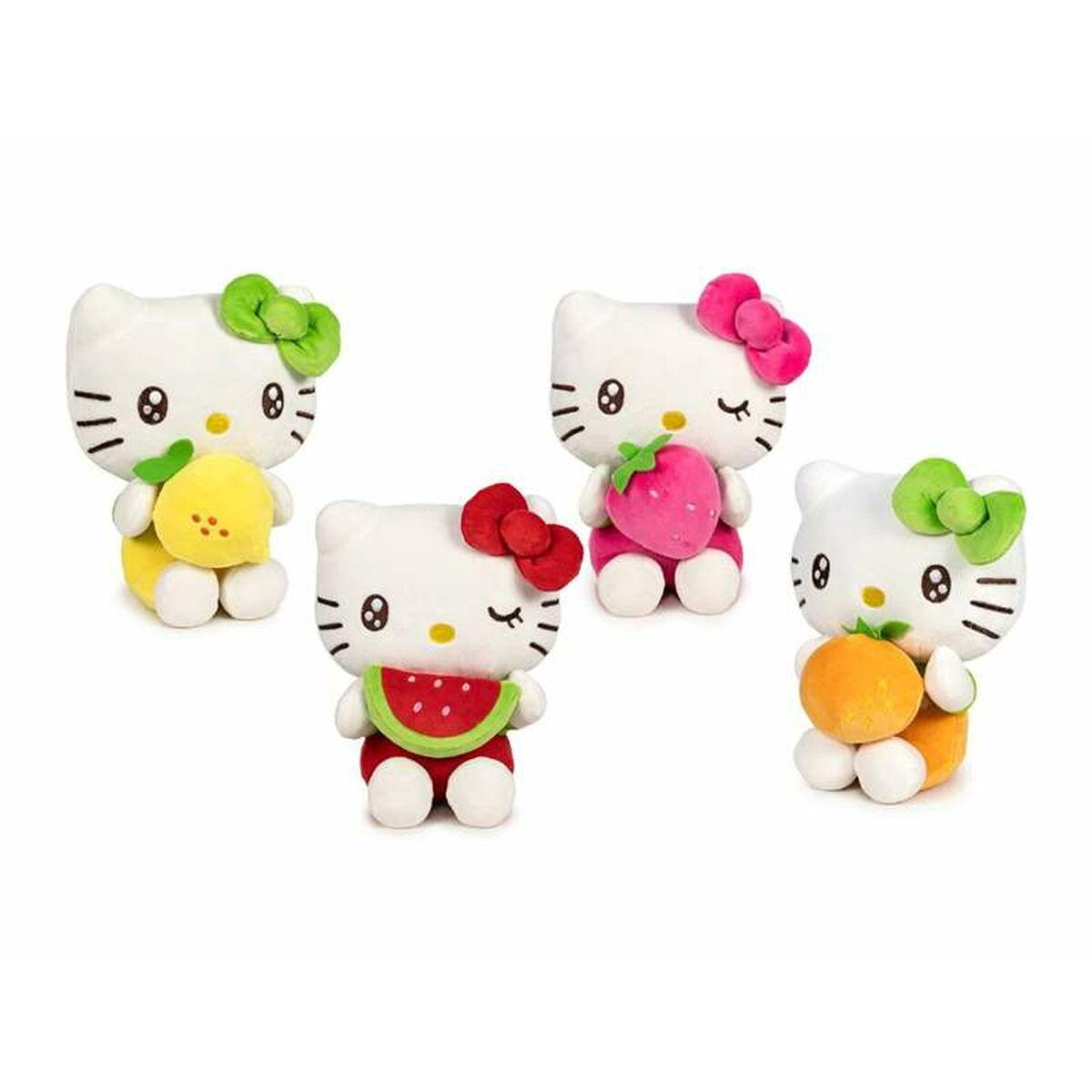 Vier Hello Kitty Plüschtiere, halten je verschiedene Früchte: Zitrone, Erdbeere, Wassermelone, Orange.