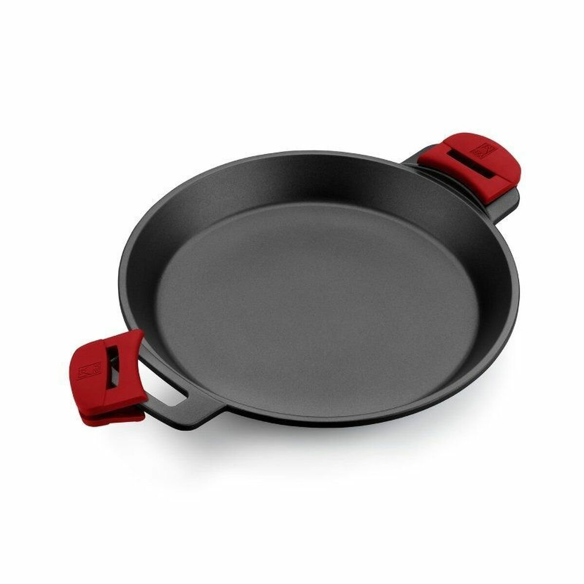 Schwarze Bratpfanne mit roten Griffen, vor weißem Hintergrund.
