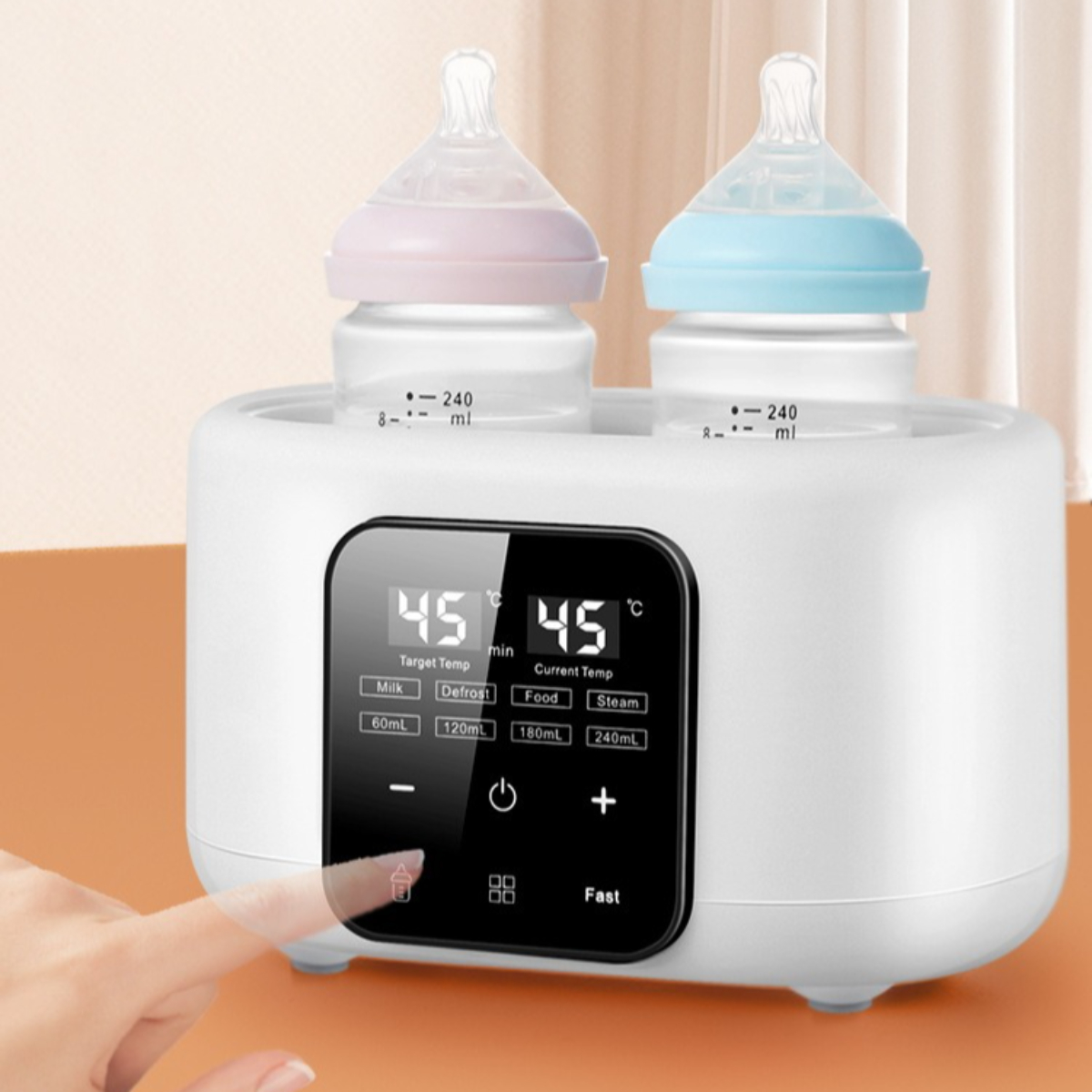 Ein weißer Flaschenwärmer mit zwei Flaschen. Der Wärmer hat ein Digitaldisplay, und ein Finger zeigt darauf.