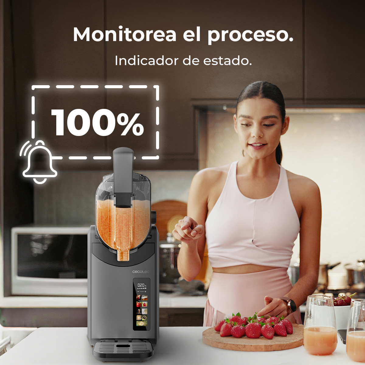 Donna usa una centrifuga, succo che scorre in un contenitore. Il display mostra 100%.
