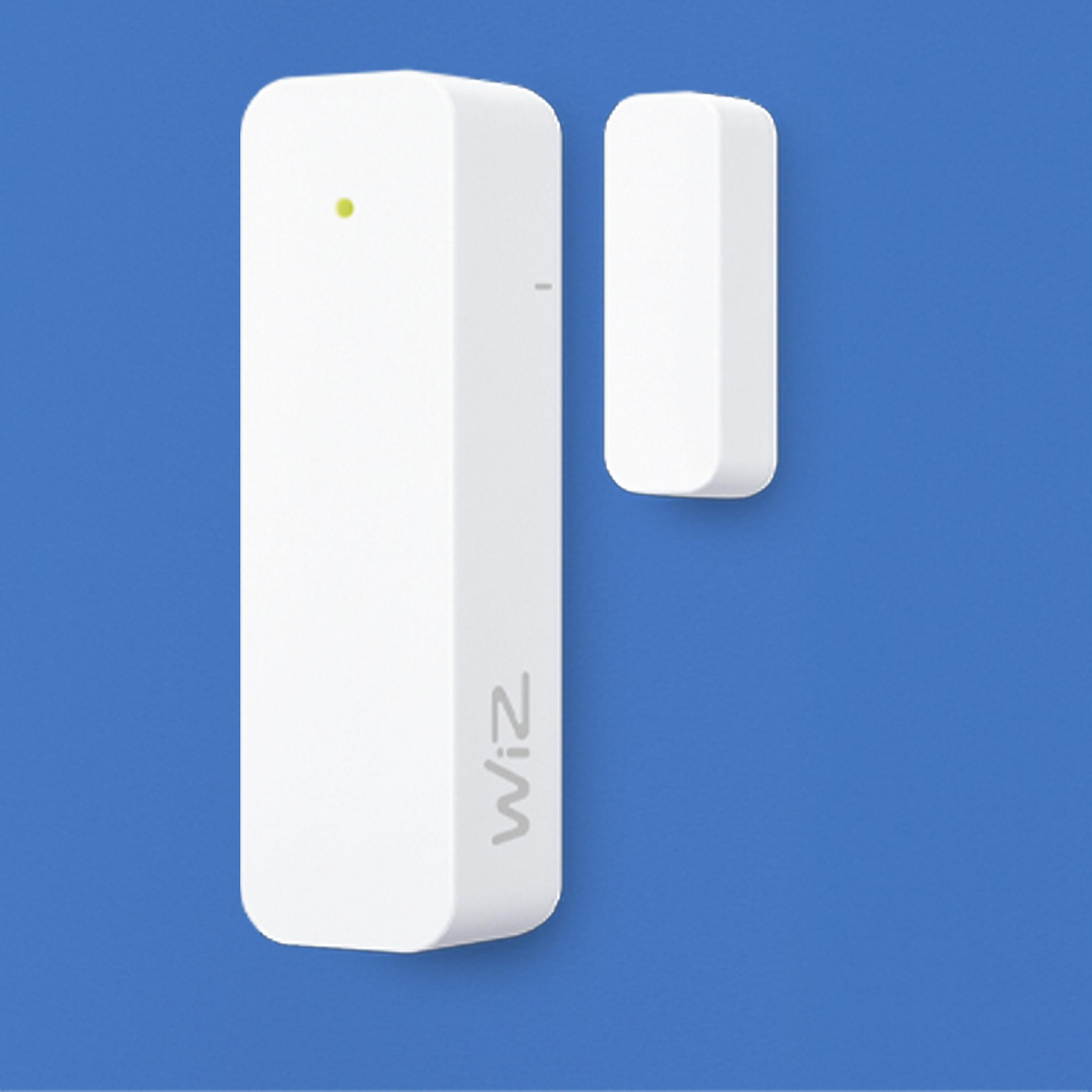 Ein weißer Wiz-Türsensor auf blauem Hintergrund.