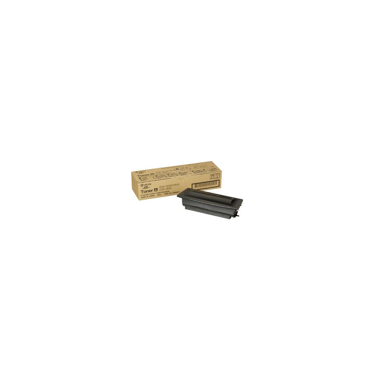 Kyocera tonercartridge en doos. Voornamelijk wit met grijs en zwart. Witte achtergrond.