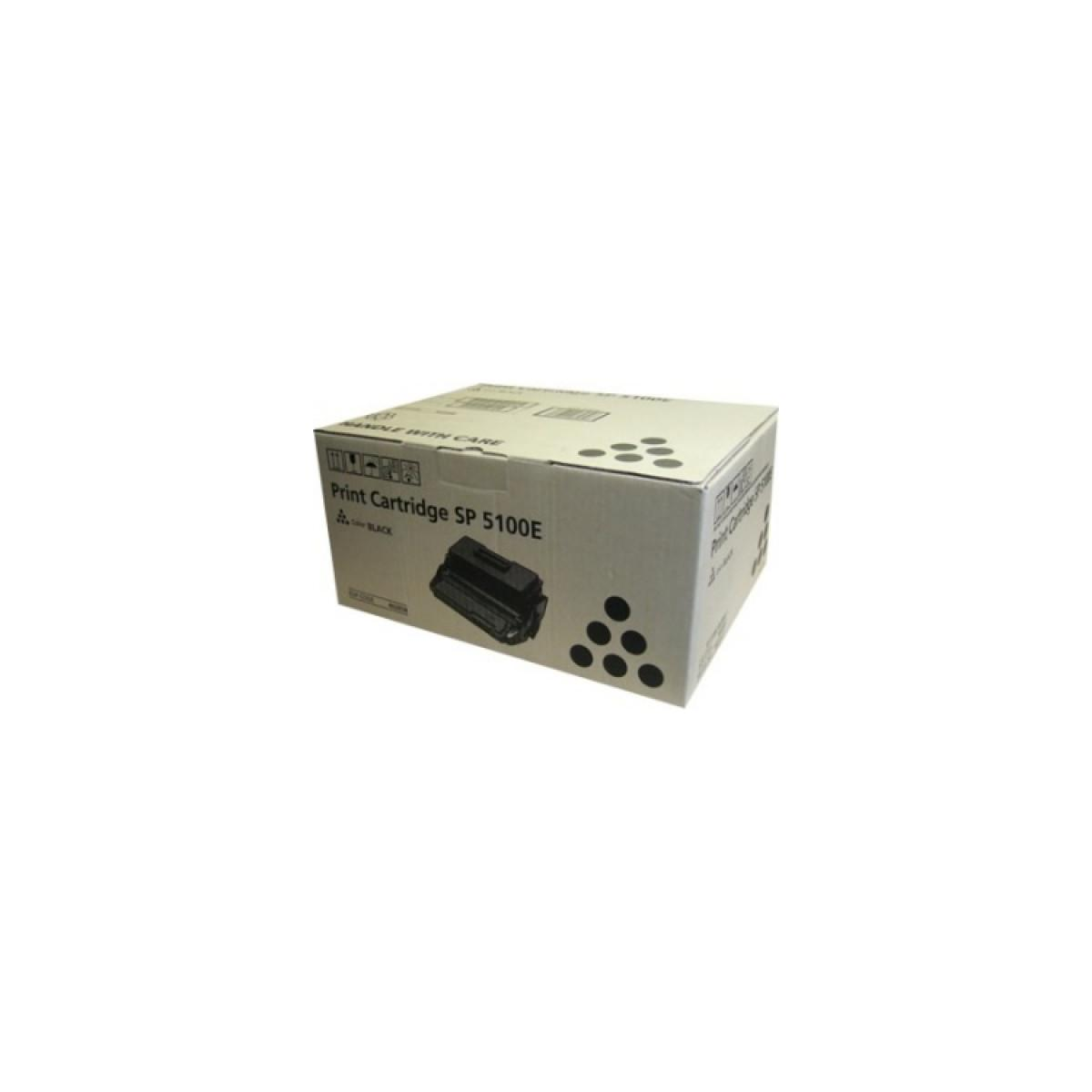 Scatola bianca con testo 'Print Cartridge SP 5100E' e illustrazione, su sfondo bianco.