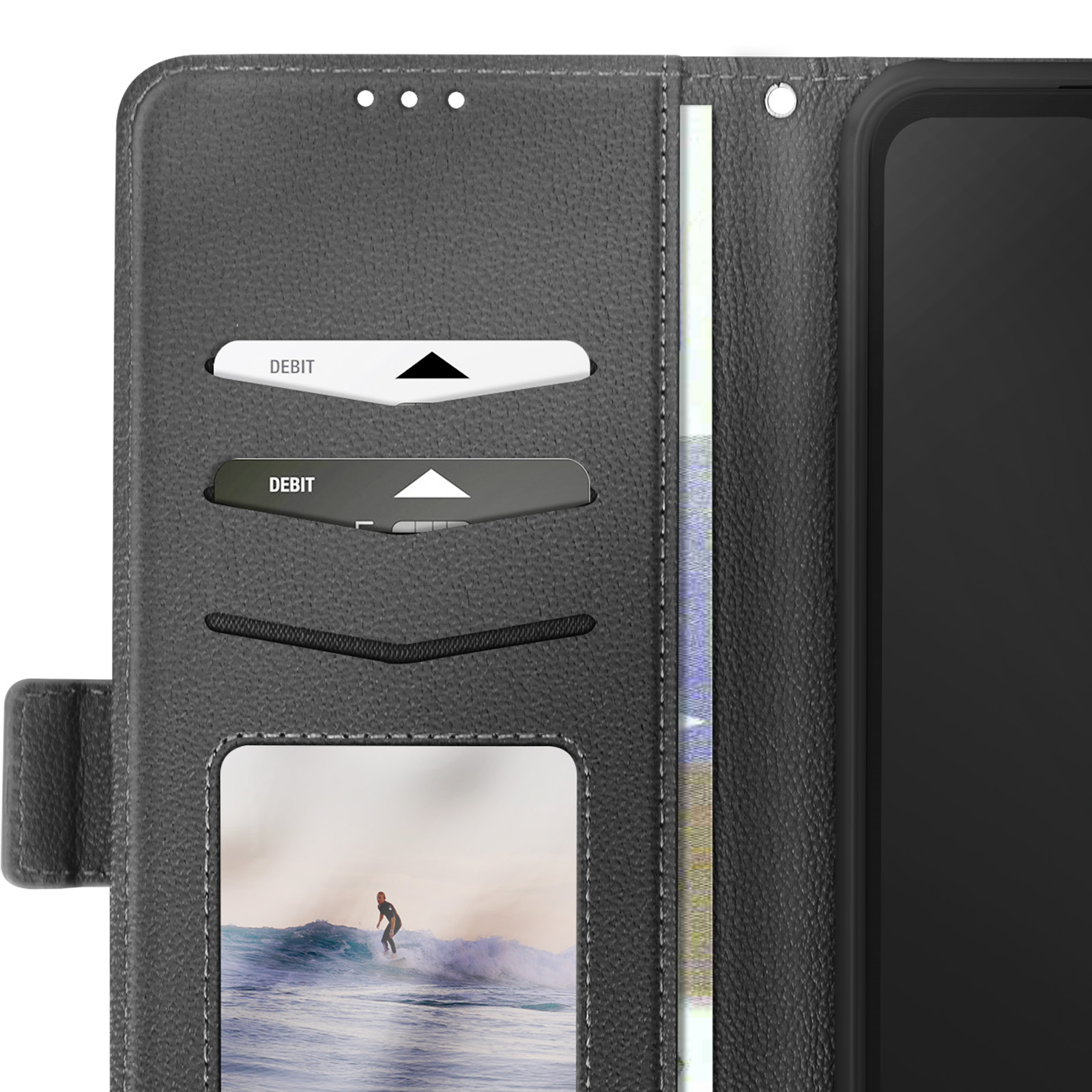 Primo piano dell'interno di una custodia con fessure per carte e foto di un surfista.