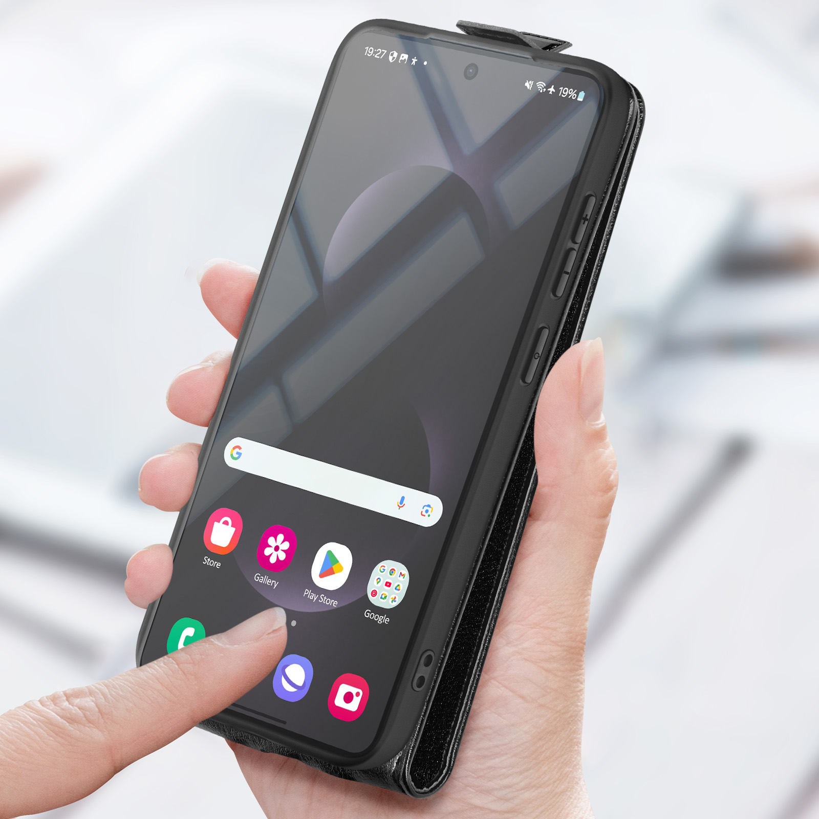Una mano tiene un telefono. Il telefono mostra icone di app. Dito che preme l'icona 'Galleria'.