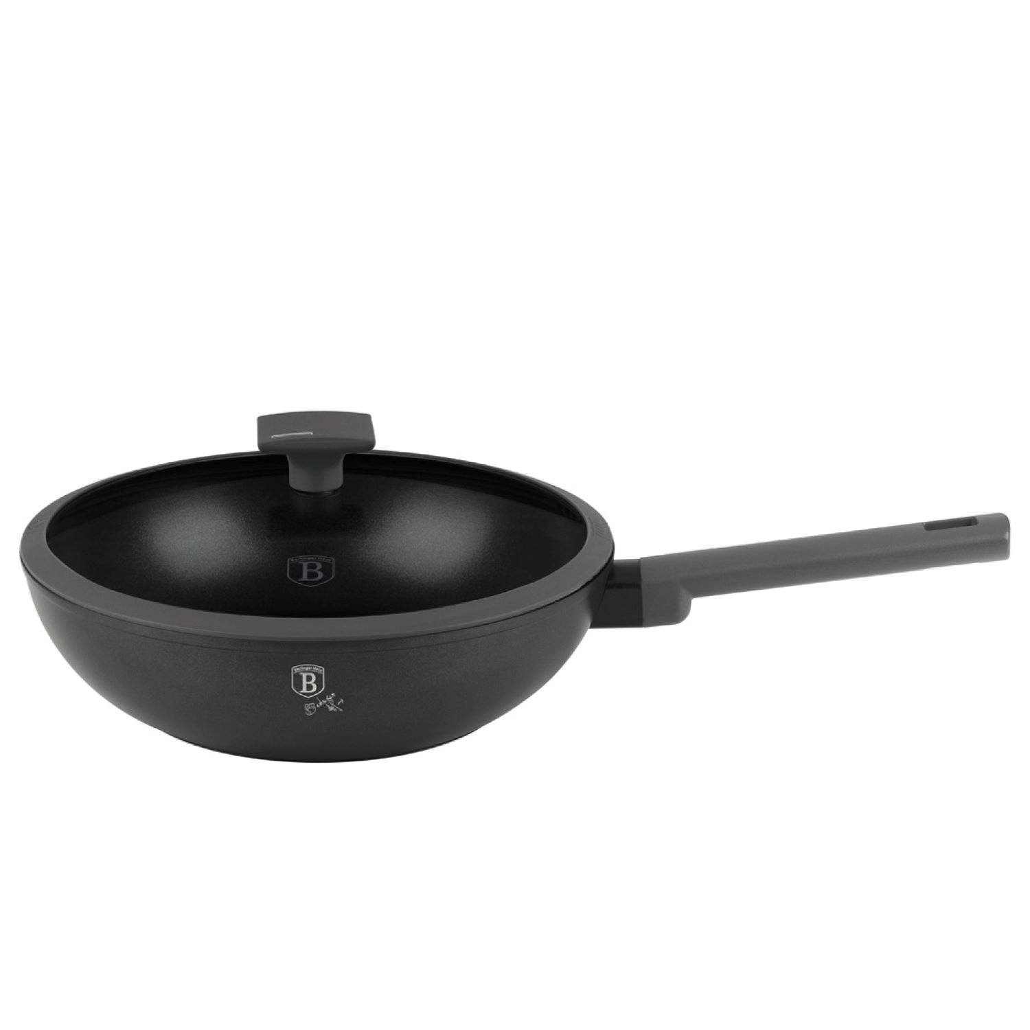 Wok noir avec poignée grise et couvercle en verre, isolé sur fond blanc.