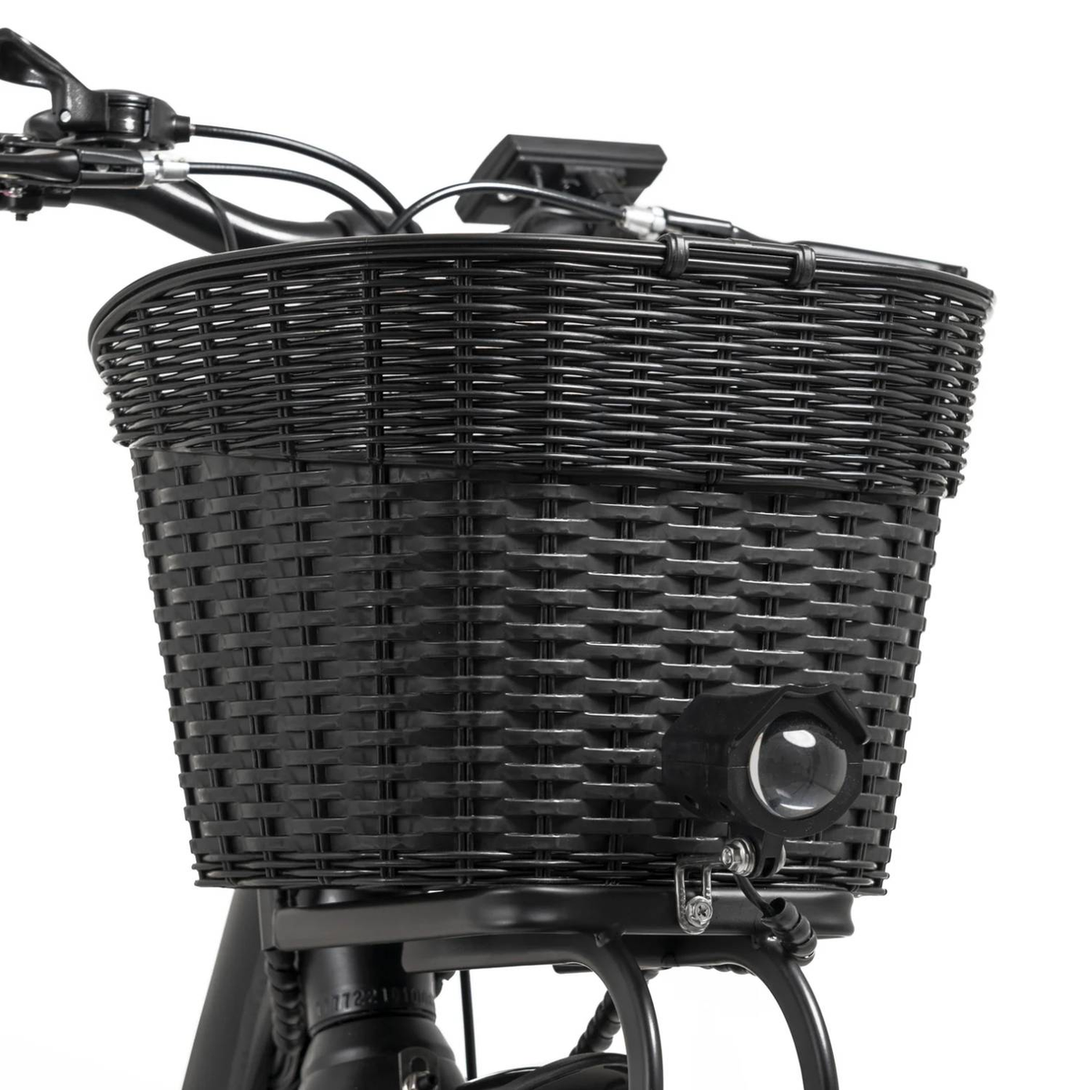 Czarny kosz rowerowy ze światłem. Kosz znajduje się nad czarną oponą.