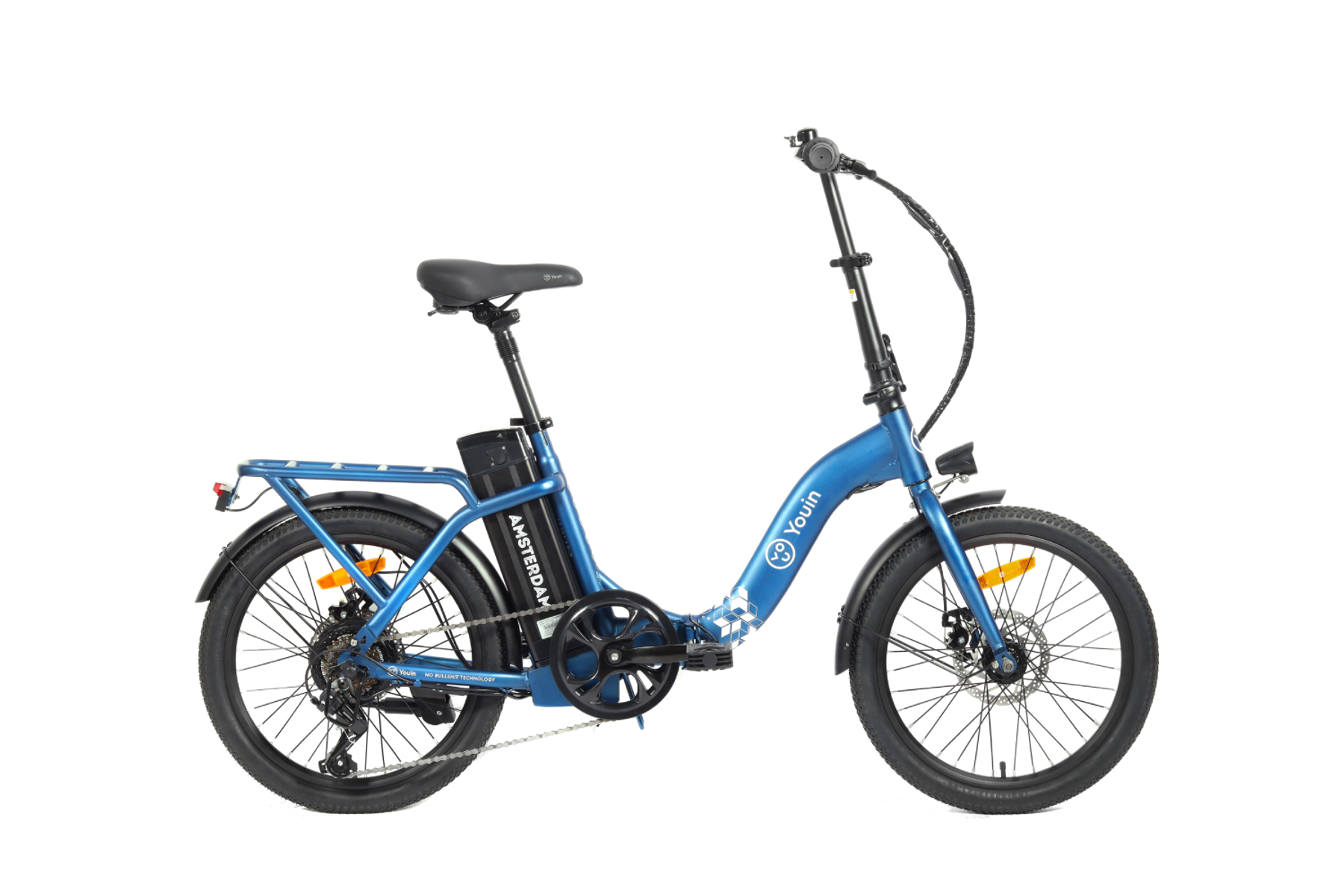 Bicicleta eléctrica azul. Está en el centro de la imagen. Hay un fondo blanco.