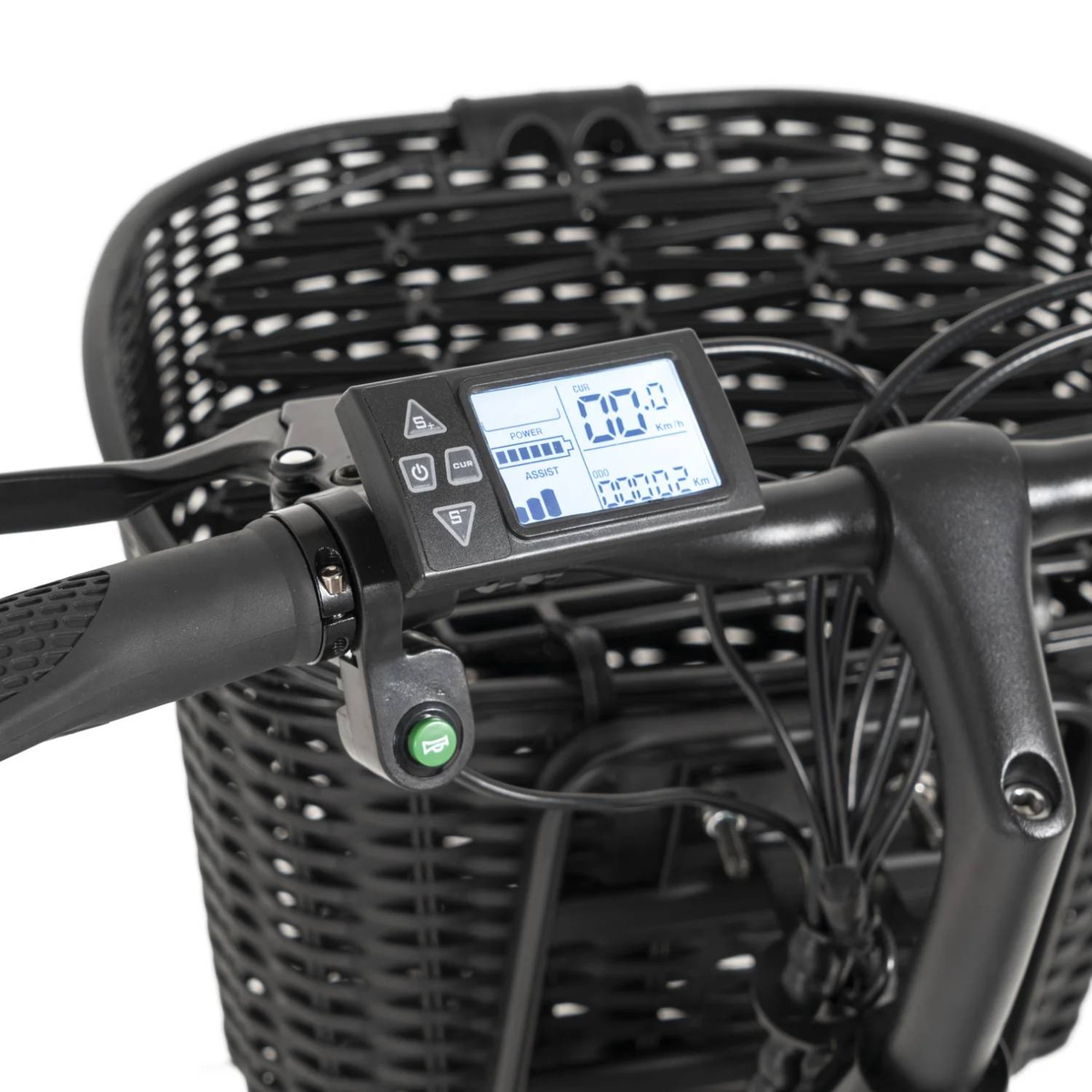 Zbliżenie kierownicy roweru z koszem. Ekran pokazuje prędkość i inne wskaźniki. Jest zielony przycisk.