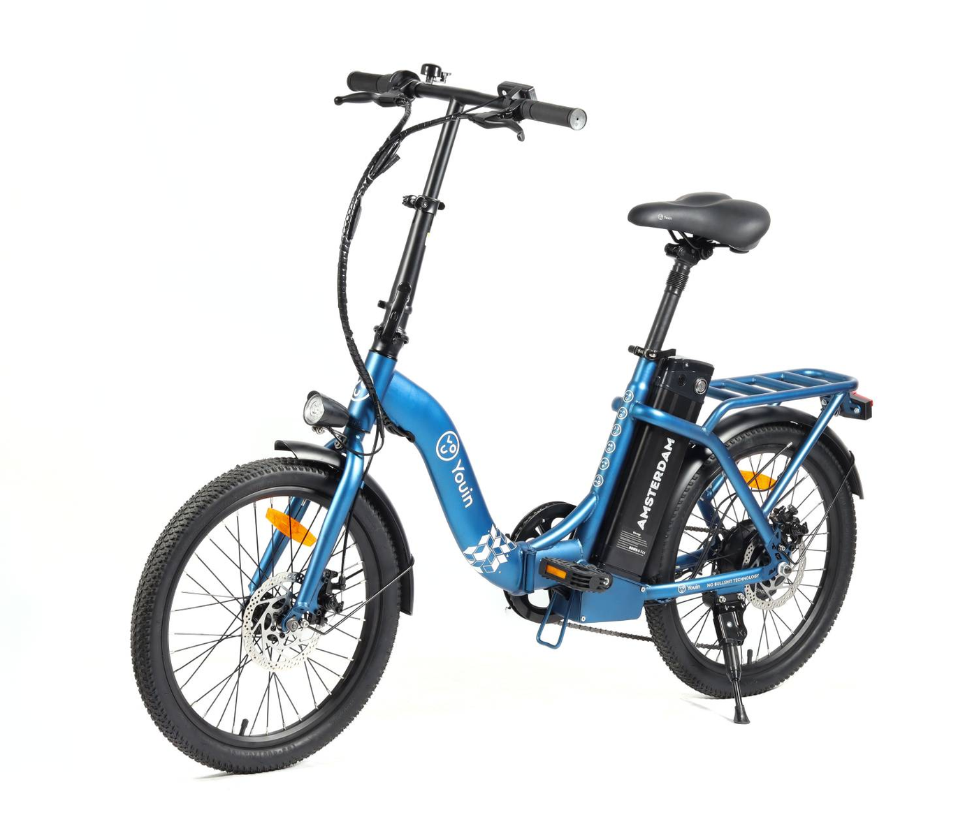 Bicicleta eléctrica azul sobre fondo blanco. Tiene neumáticos negros y una cesta trasera.