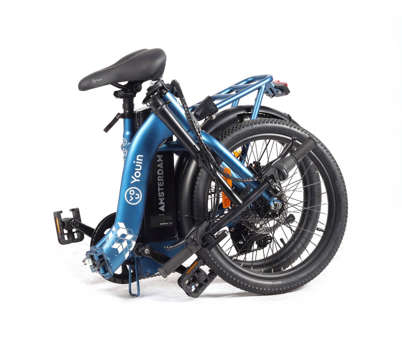Una bicicleta plegable azul, plegada, sobre un fondo blanco.