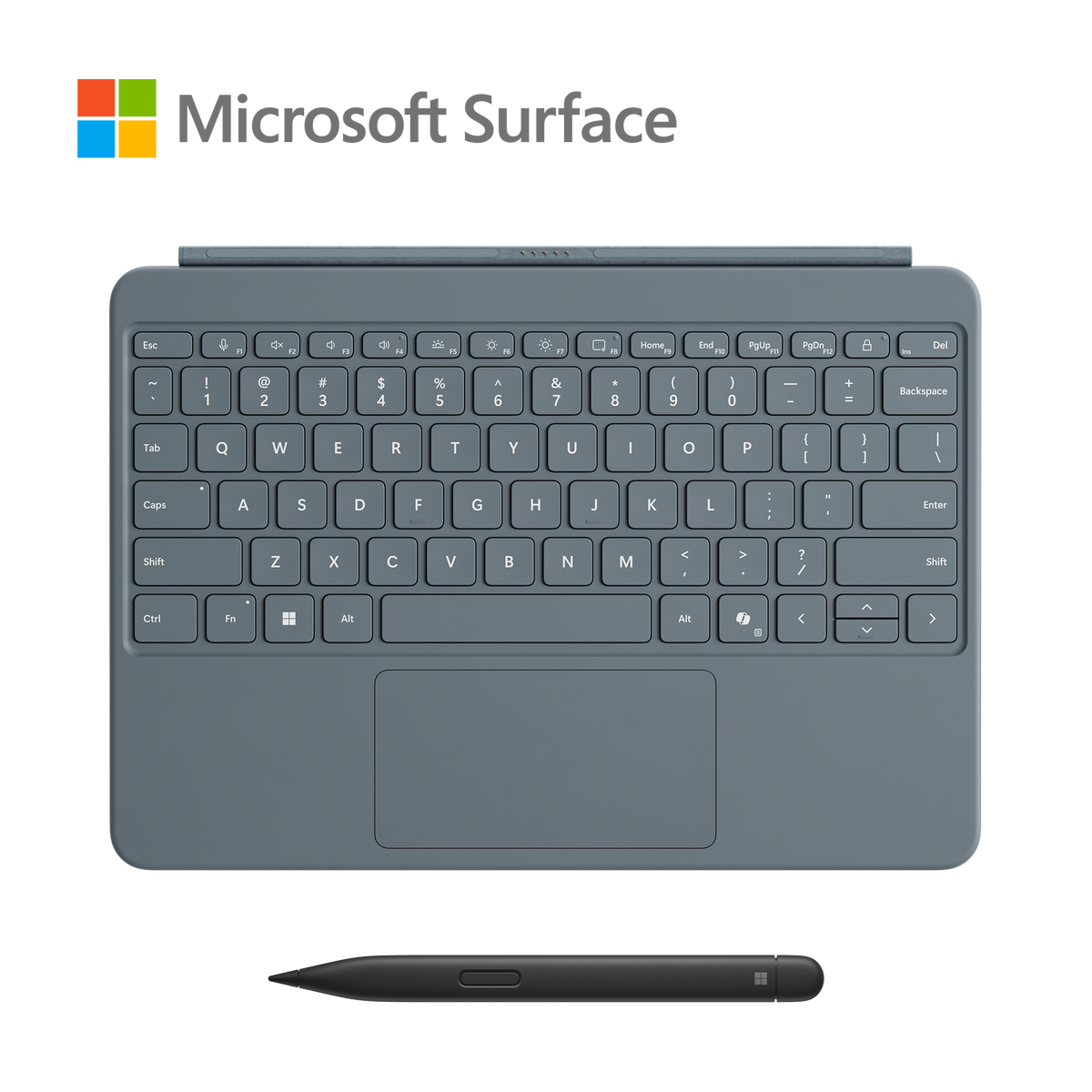Una tastiera grigia e una penna nera. Microsoft Surface è scritto sopra. Sfondo nero.