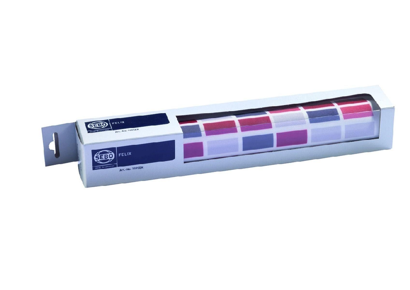 Scatola bianca contenente un rotolo di tessuto fantasia con campioni di colore, su sfondo bianco.