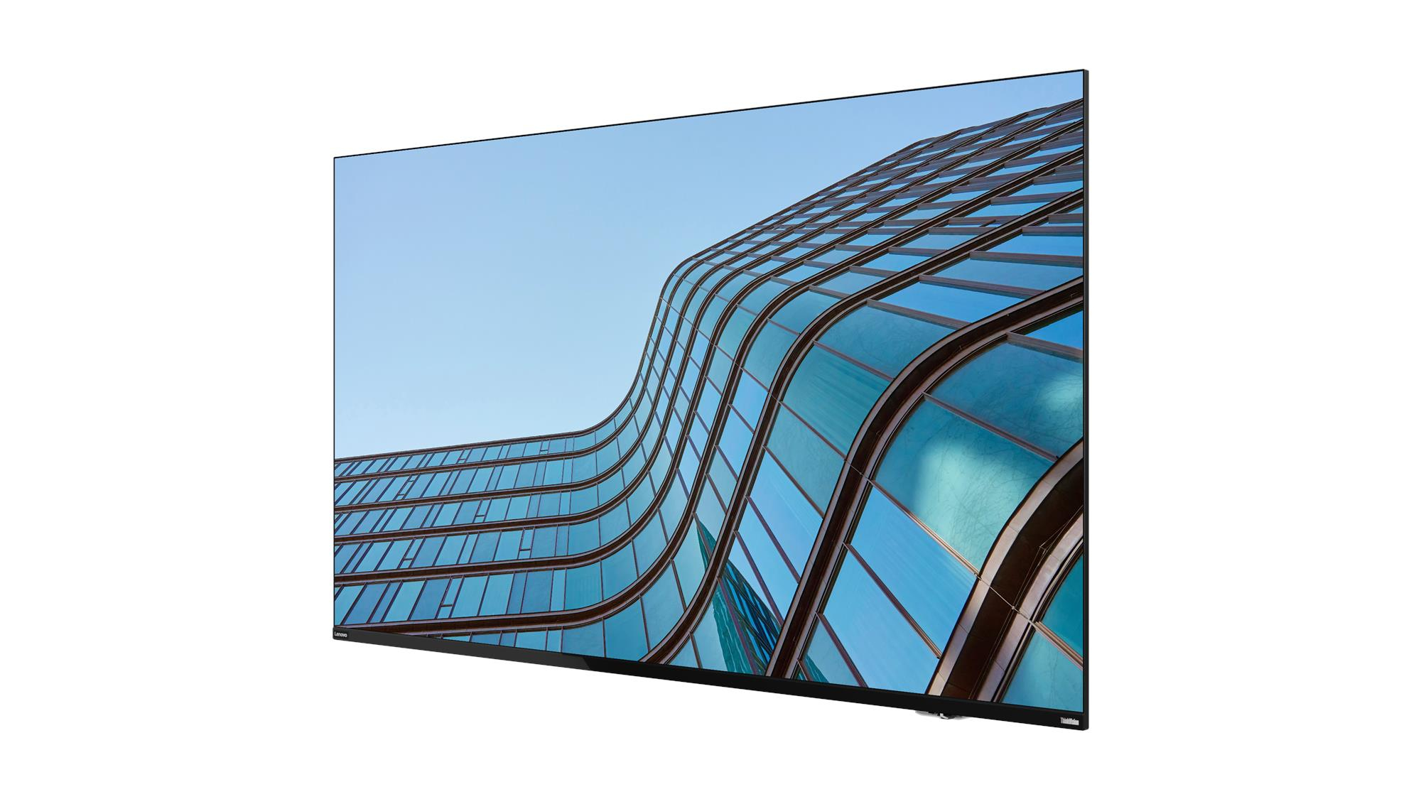 Czarny monitor Lenovo wyświetla szklaną fasadę budynku na tle błękitnego nieba.