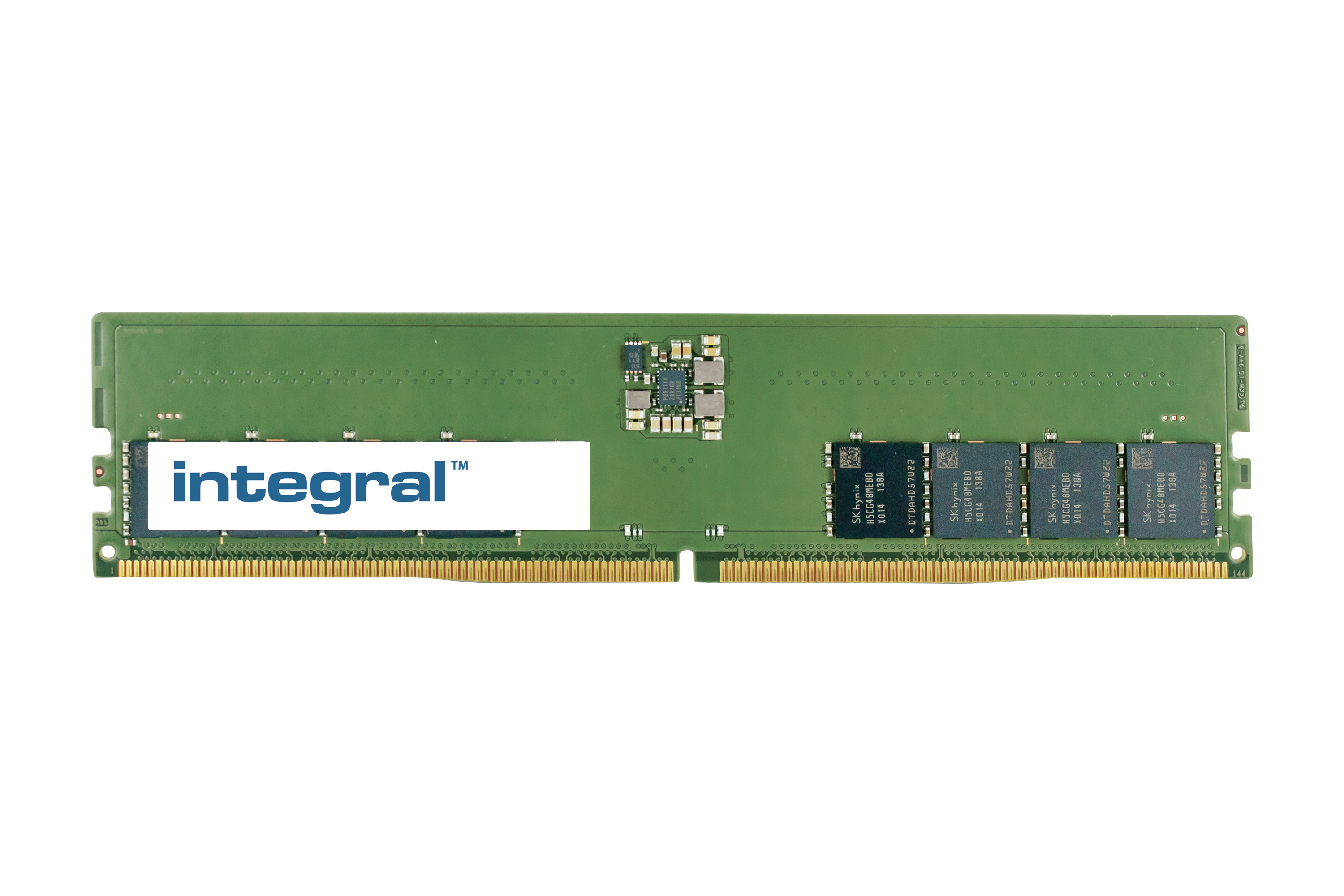 Stick RAM verde con etichetta Integral e chip neri. Sfondo bianco liscio.