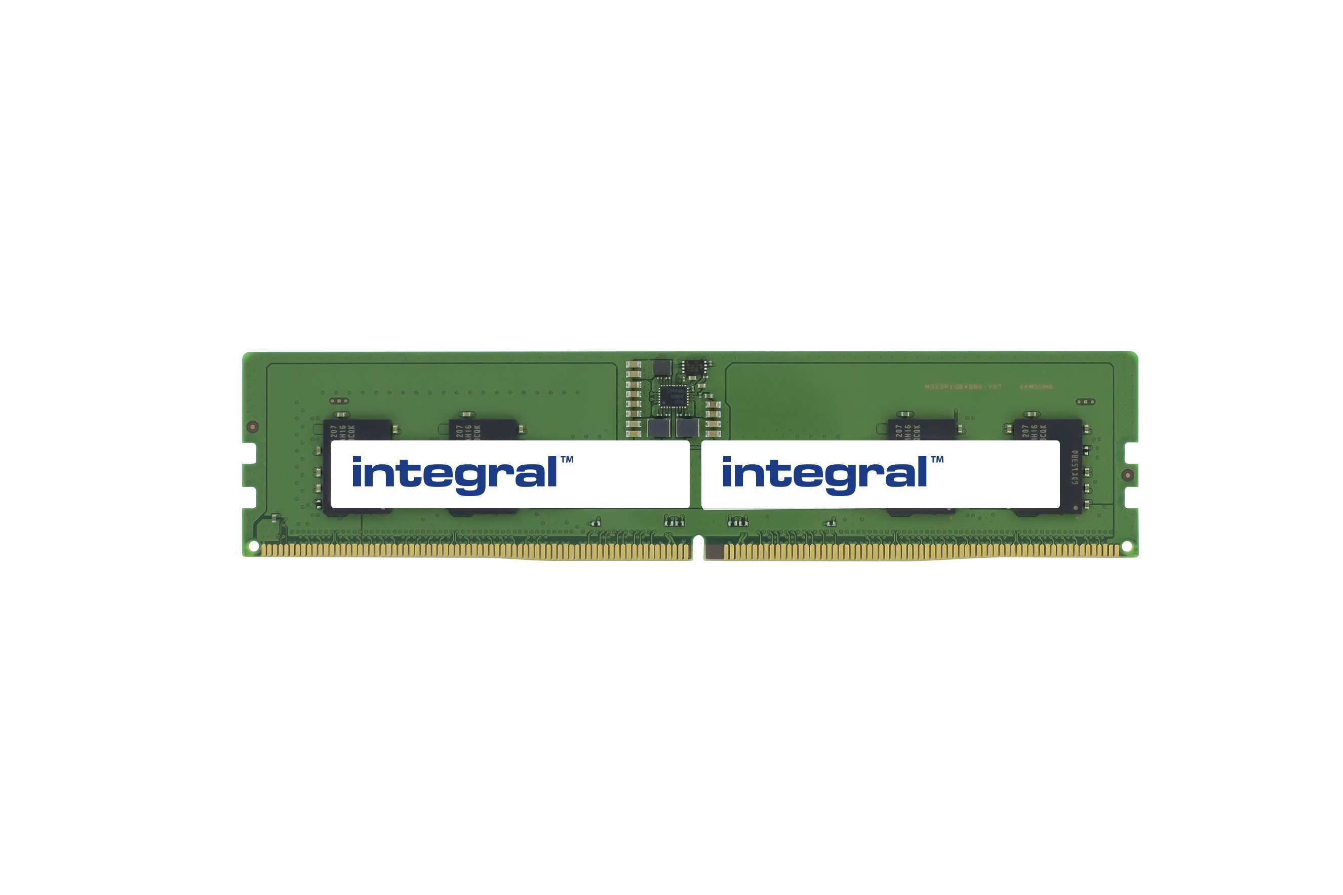 Stick RAM verde con due etichette integral bianche. Sfondo bianco liscio.