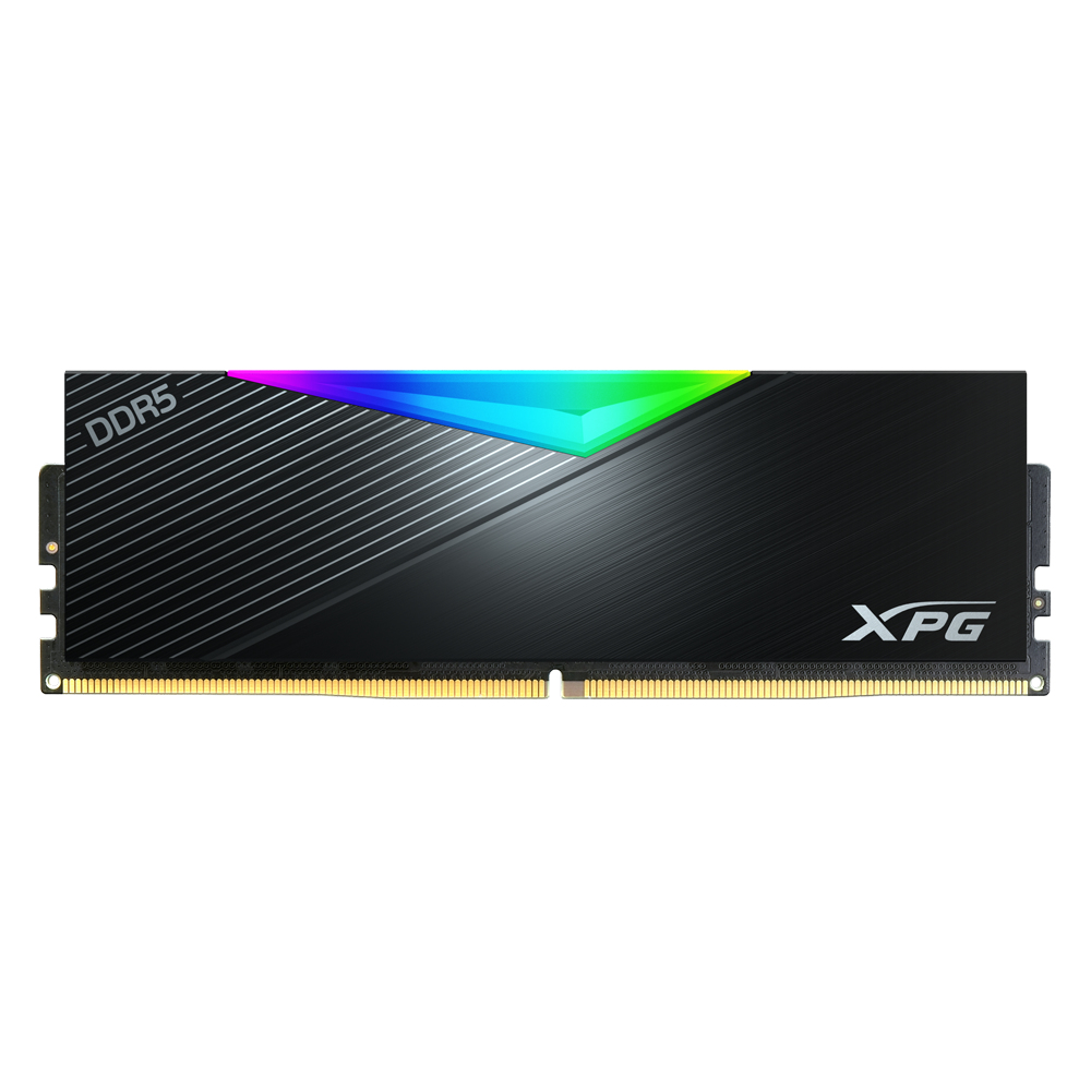 Viene visualizzato un modulo RAM, il modulo è di colore nero e ha una barra luminosa RGB. Il marchio è XPG e il modello è DDR5.