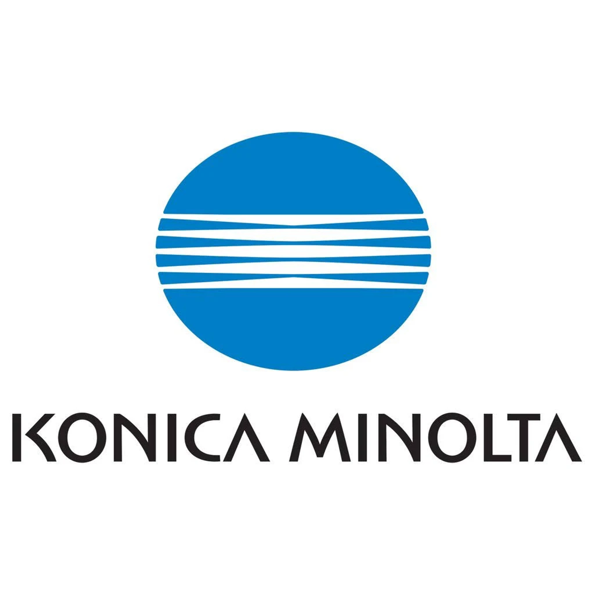 Logo Konica Minolta. Cercle bleu avec des lignes blanches et le texte 'KONICA MINOLTA' en noir en dessous.