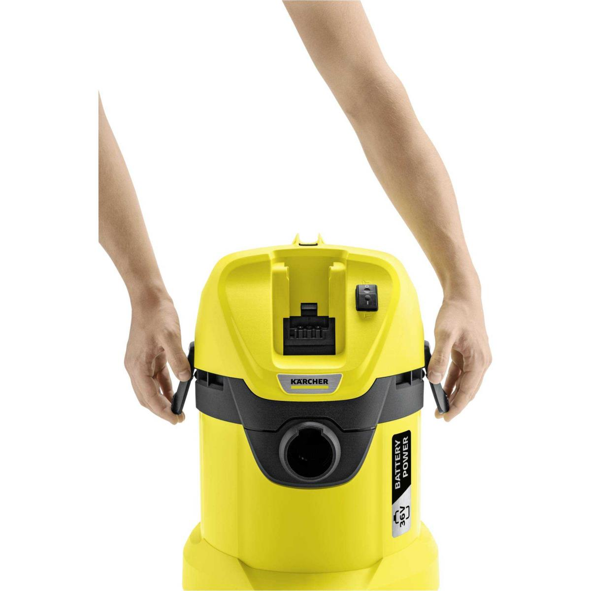 Des mains ouvrent les loquets latéraux d'un aspirateur jaune. Le fond est blanc.