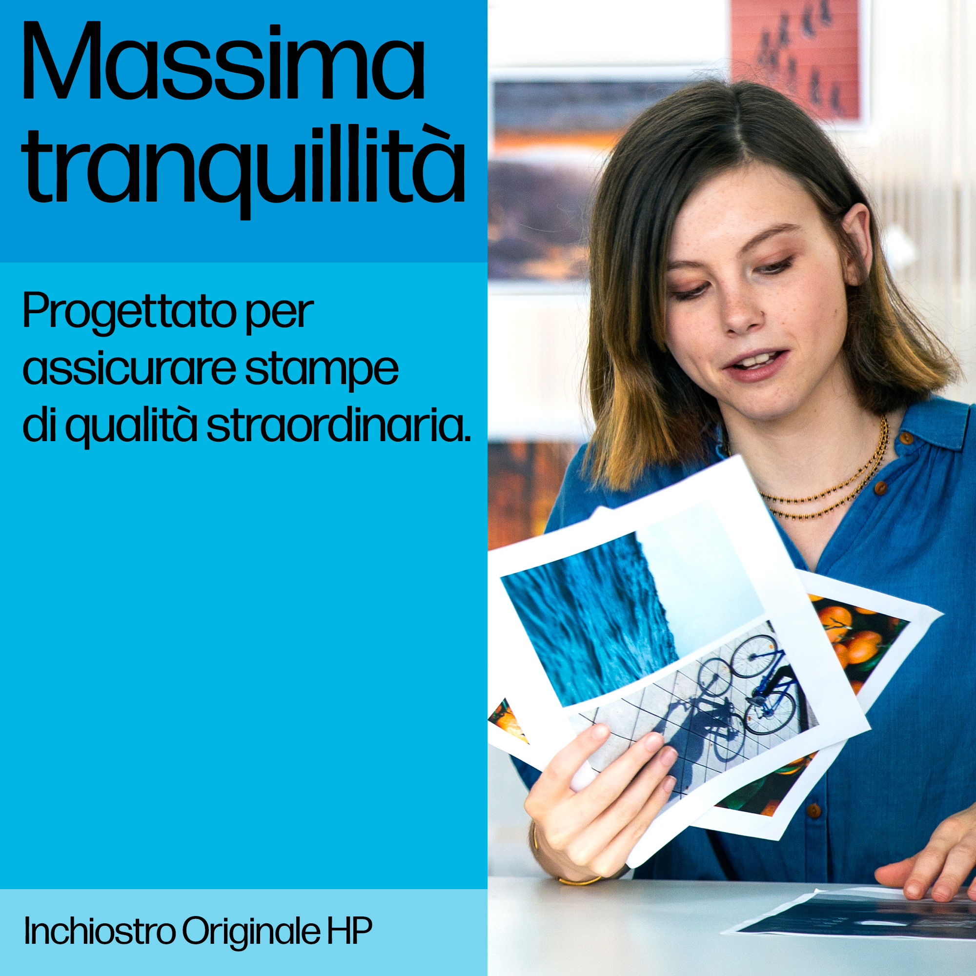 Una donna guarda foto stampate. Testo in italiano: 'Massima tranquillità. Inchiostro Originale HP'.