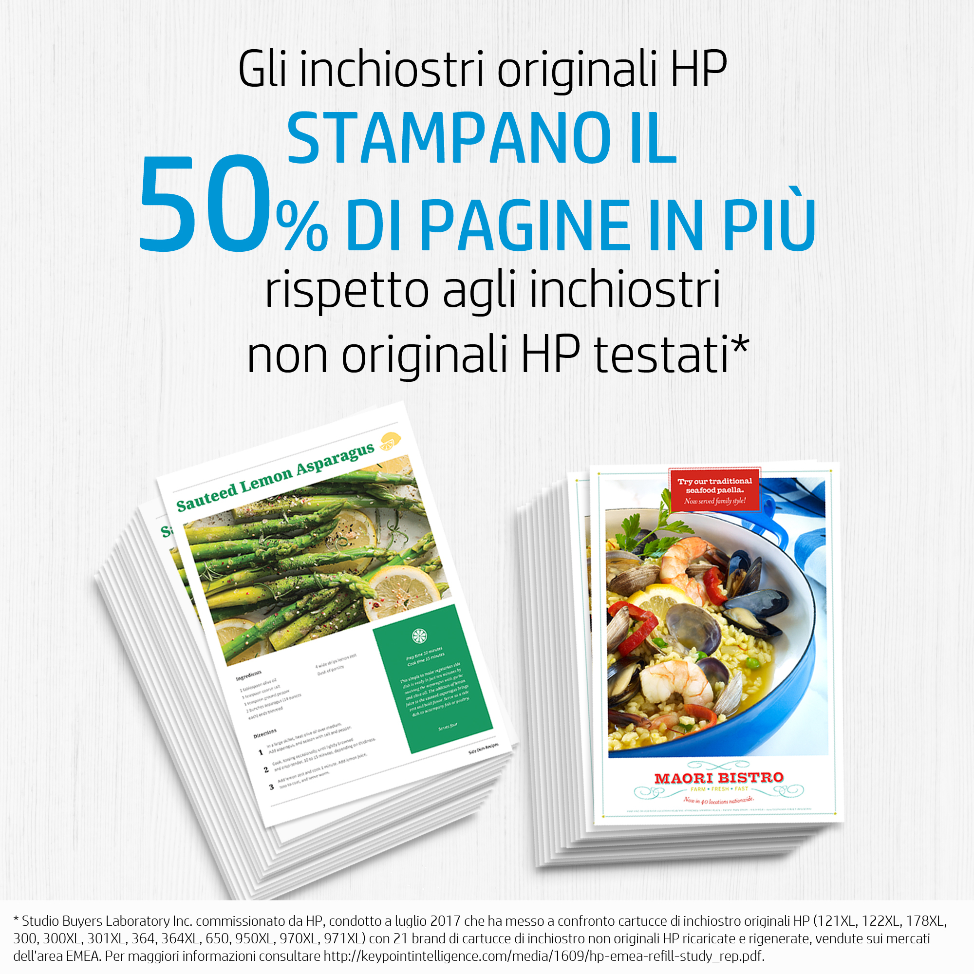 Una pila de papeles con recetas y publicidad sobre tintas HP que imprimen un 50% más páginas.