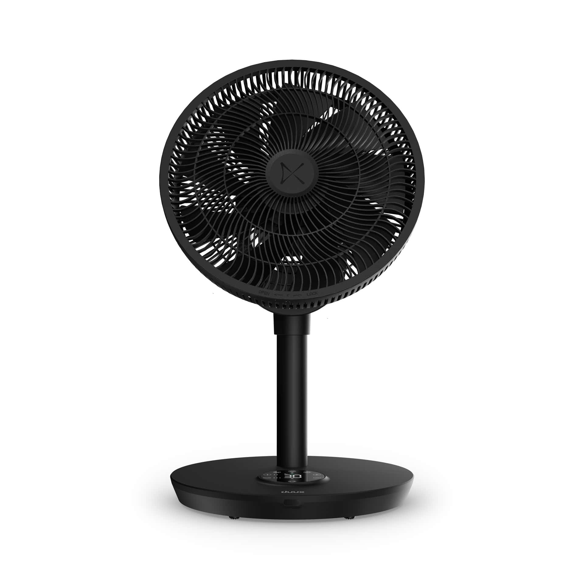 Zwarte staande ventilator met ronde kop en voet, geïsoleerd op wit.