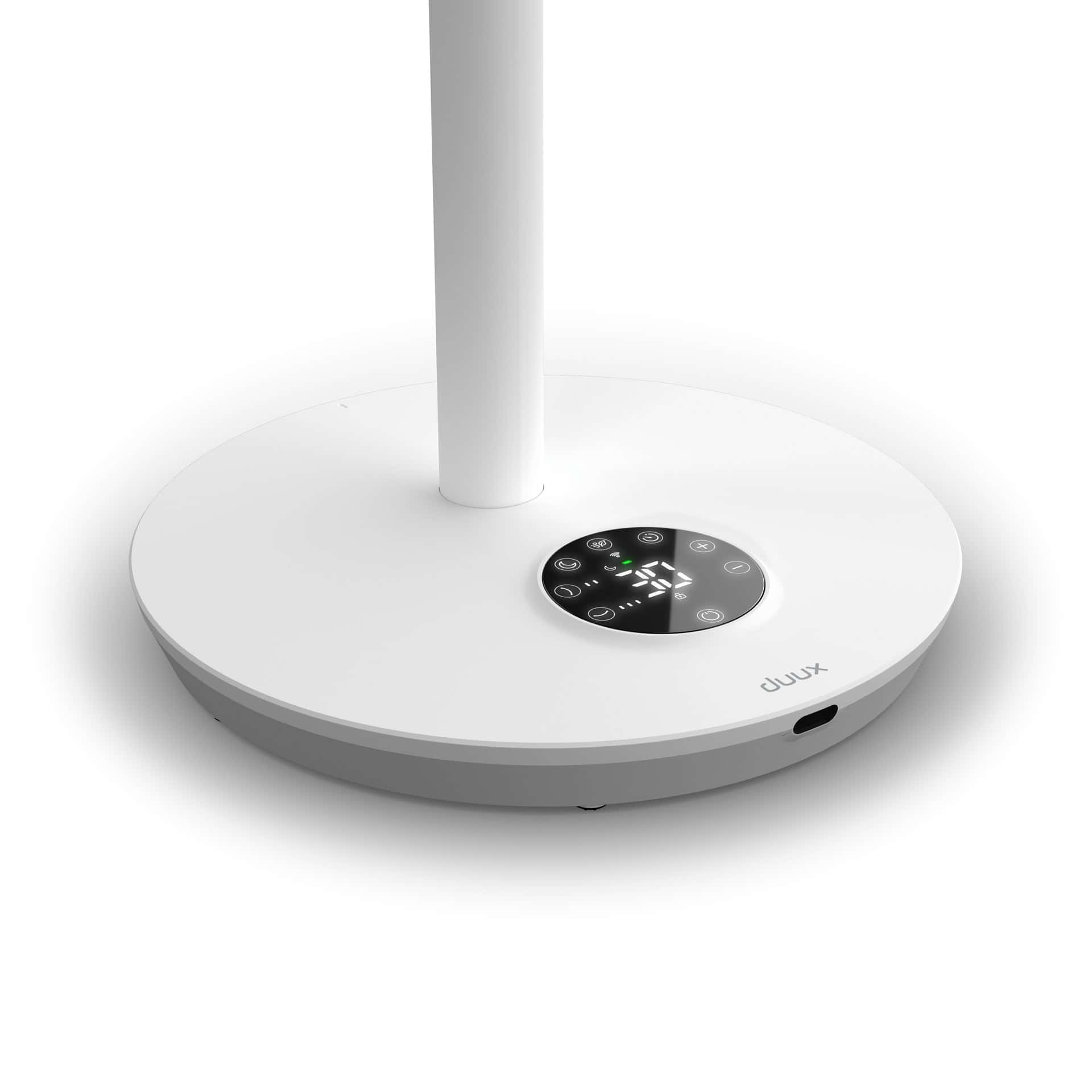 Gros plan sur la base blanche du ventilateur avec affichage numérique et boutons.
