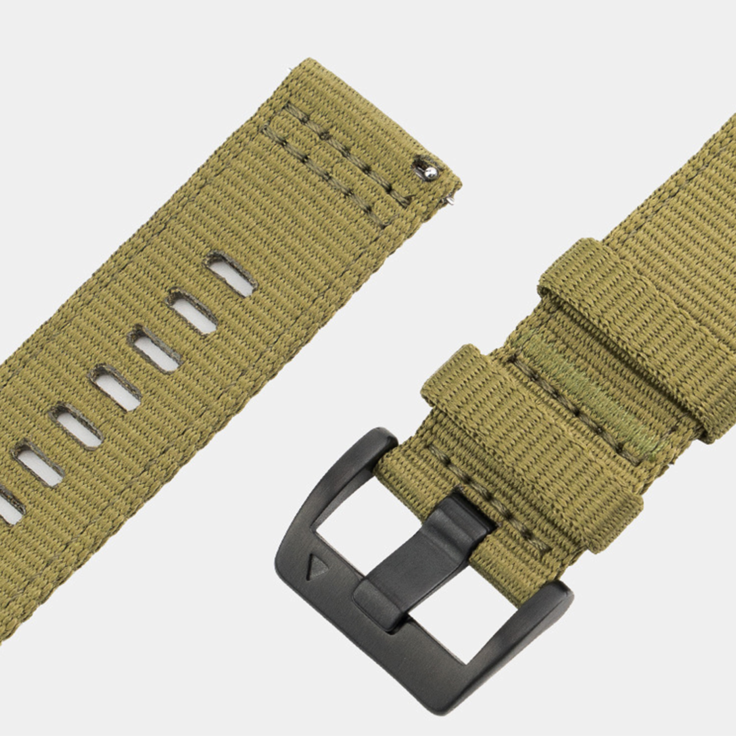 Zbliżenie zielonego paska do zegarka i czarnej klamry. Pasek ma dziury i szwy. Klamra otwarta.