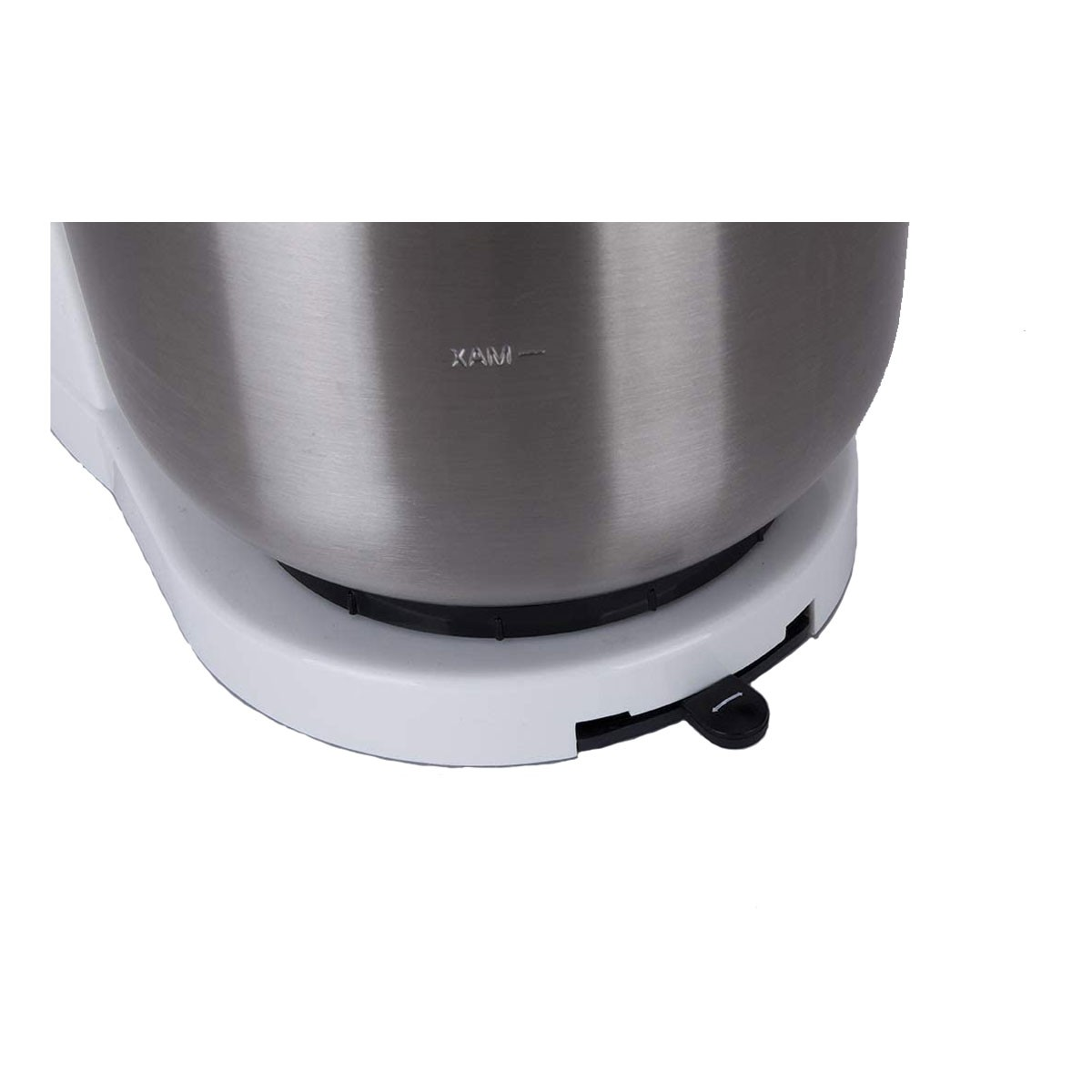 Un cuenco de acero inoxidable sobre una base blanca de una batidora de cocina. La base tiene una palanca negra.